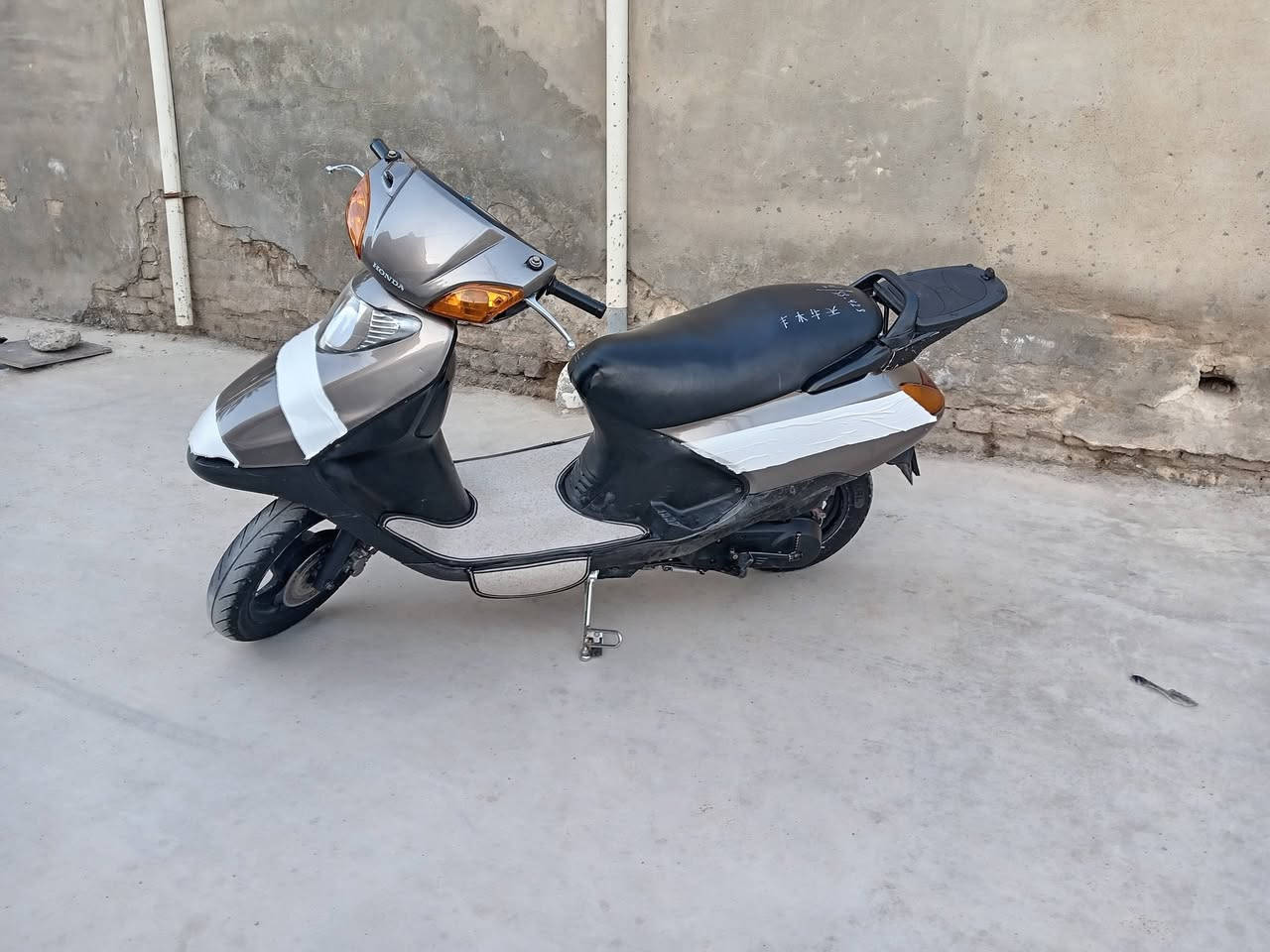 كفرات سبيسي نضيفه لون ڤيلي للبيع 
السعر : 35الف
مكاني : كوت - الفلاحيه
التواصل :***********
