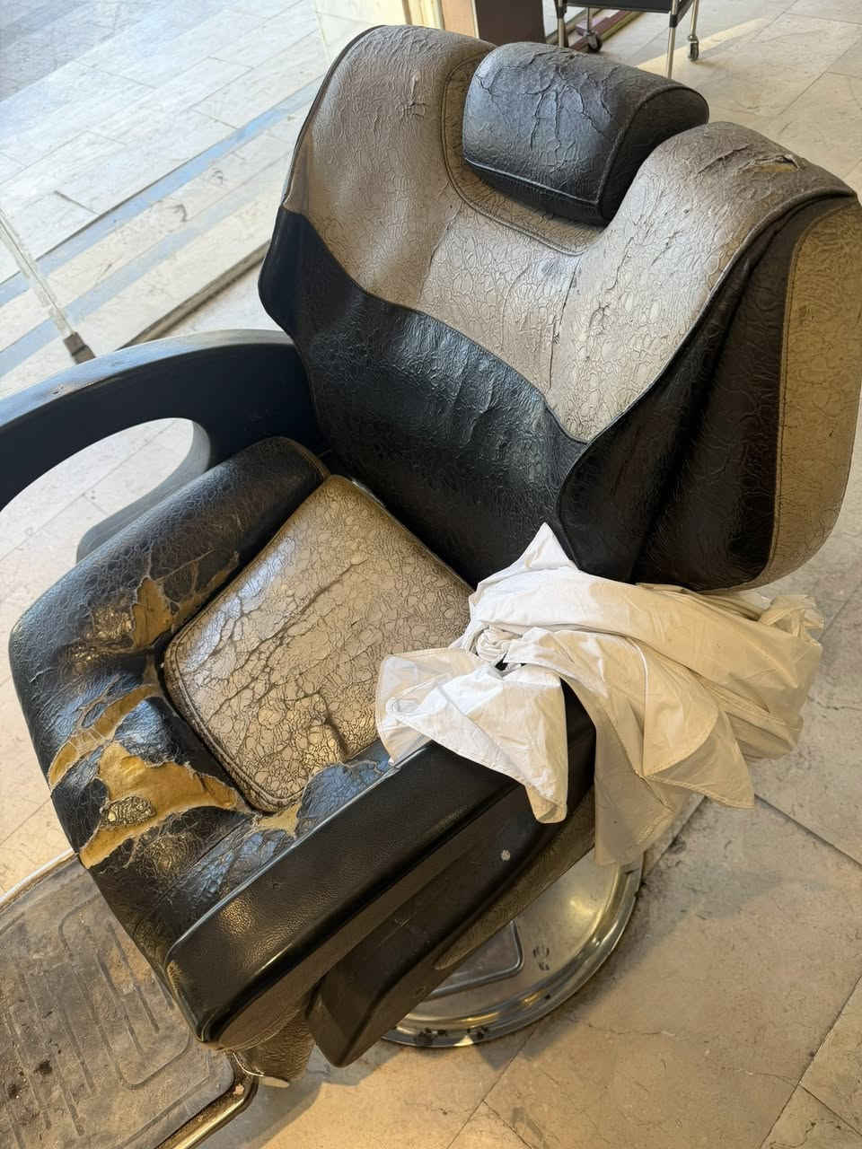 للبيع كراسي مستخدمات عدد الكراسي ٦مكاني بعداد الدوره ***********
