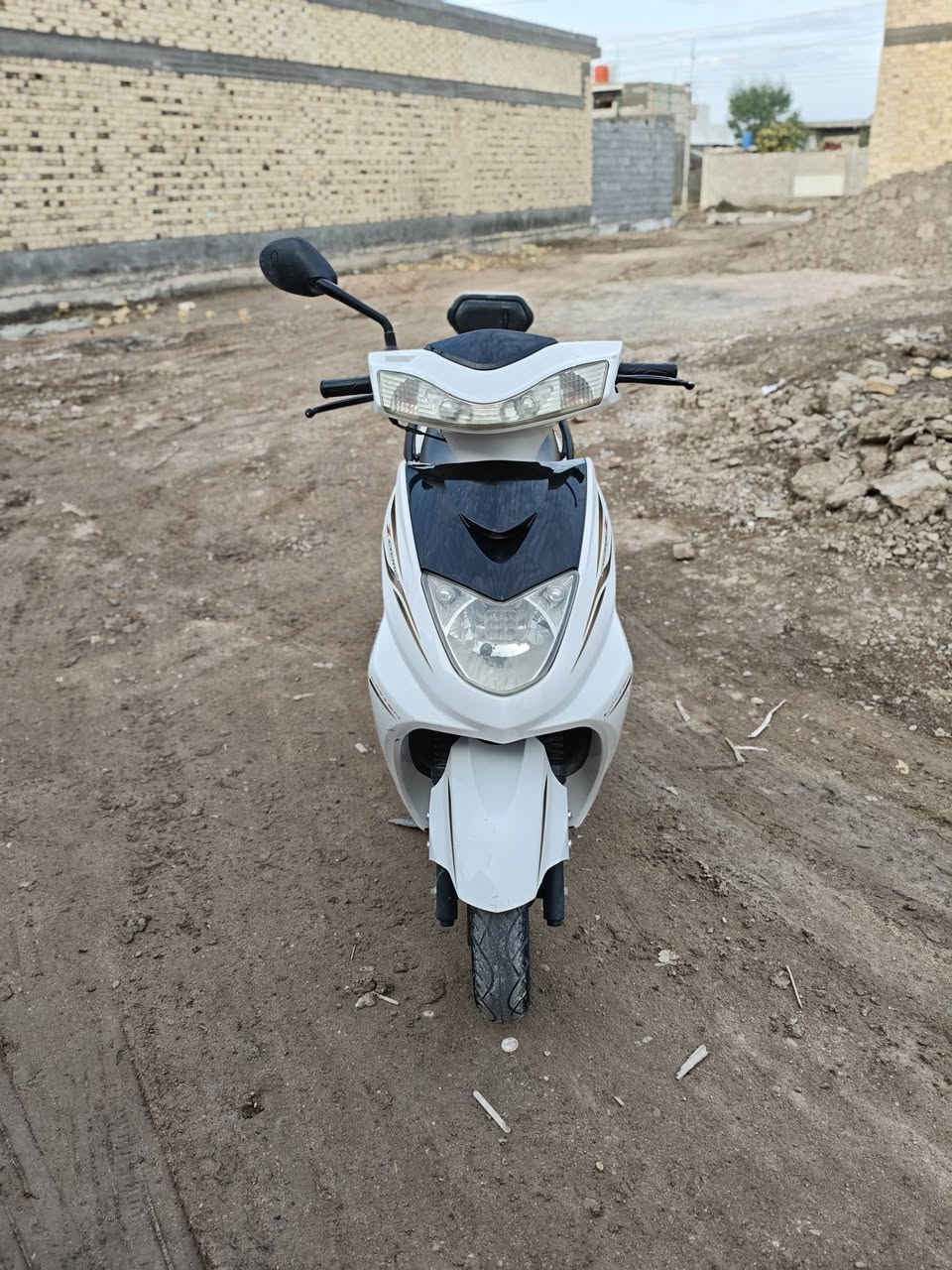 سلام عليكم شباب دراجه للبيع سكنس نثيه الدراجه كامله تلف راسك وتنام تخبل سلف هندر كلشي شقال اكلوب امامي وخلفي اشاير هورن كلها شقاله الدراجه فقط مفيلسها فقص ما مجيوسه سعر 550وبيها مجال الطيبين كامله المكان قرنه الشرش الجلعه رقم الهاتف وتساب ***********
