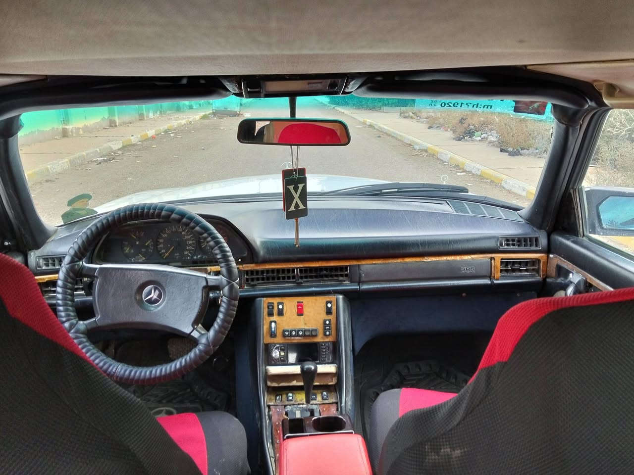 السلام عليكم مارسيديس رئاسي موديل 1988 رقم دولي بأسمنه تحويل مباشر سنوية للـ30 هزه جديده محرك VVT2500 محرك وكير جدد تبريد شغال تخم تاير جديد قبل شهر حدادية امامي وخلفي جديد باتري جديد فتحة سقف شاشه كامره خلفيه سماعات سستم كهربائيات كلها شغاله سيارة مكفولة من الضربة السعر 40 للأستفسار اكثر (***********) عنواني واسط
