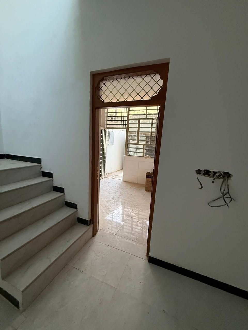بيت 🏠طابو زراعي( ١٠٠)متر
 اساس كونكريت بناء طابوك سكف كونكريت 
يحتوي على غرفه وصاله
 وستقبال مطبخ🧑‍🍳 
حمام داخلي وخارجي البيت محد ساكن بي باقي التفاصيل واتساب 
***********
