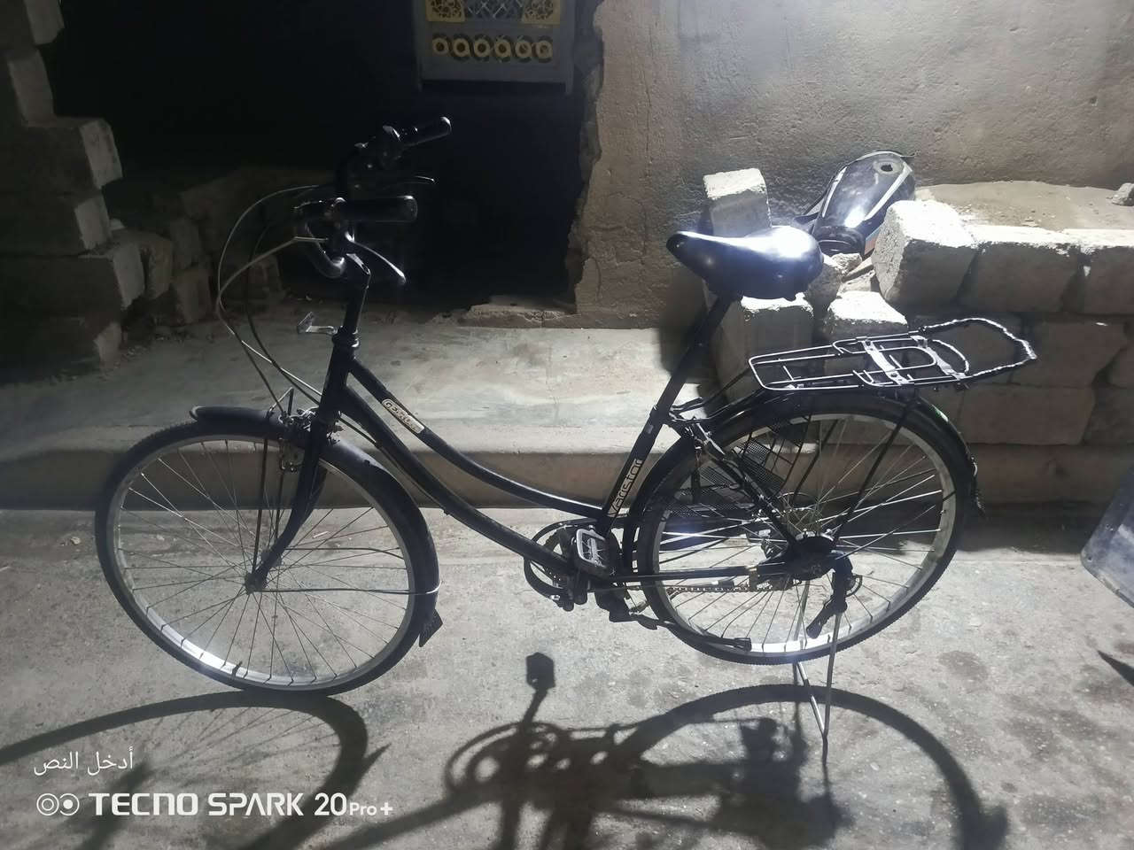 سلام عليكم باسكل ياباني للبيع حجم 26 فول نضافه جديد تايرات جديد لشه موزه نضيف الباسكل  فول نضافه جديد السعر  50 و بي مجال مكاني بلدروز هاذه رقمي. ***********
