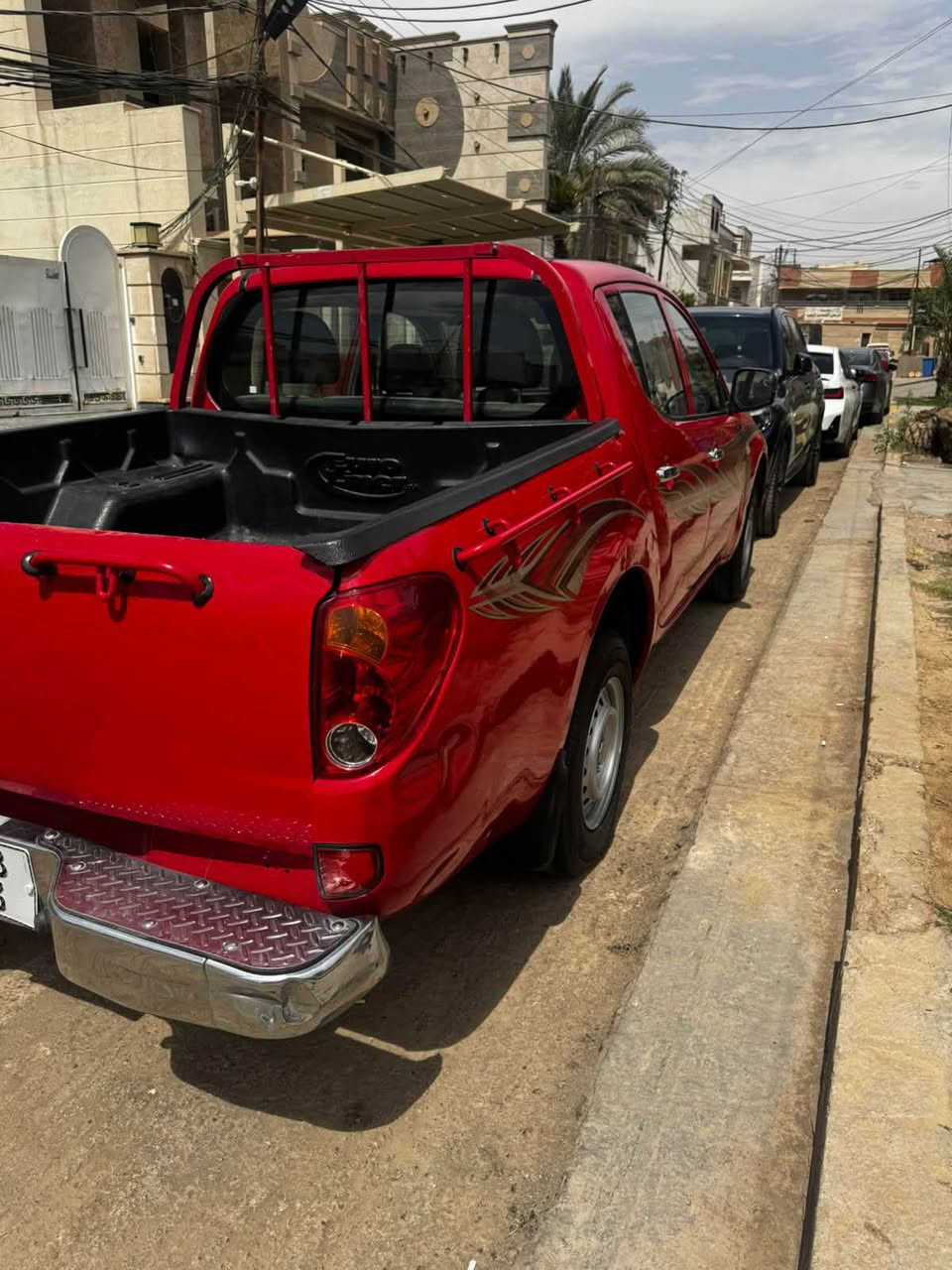 ميتسوبيشي L200 2013 مكفولة 
185,000 km 
تبريد /صدر جديد
كير ومحرك بلادي 
*********** اتصال
