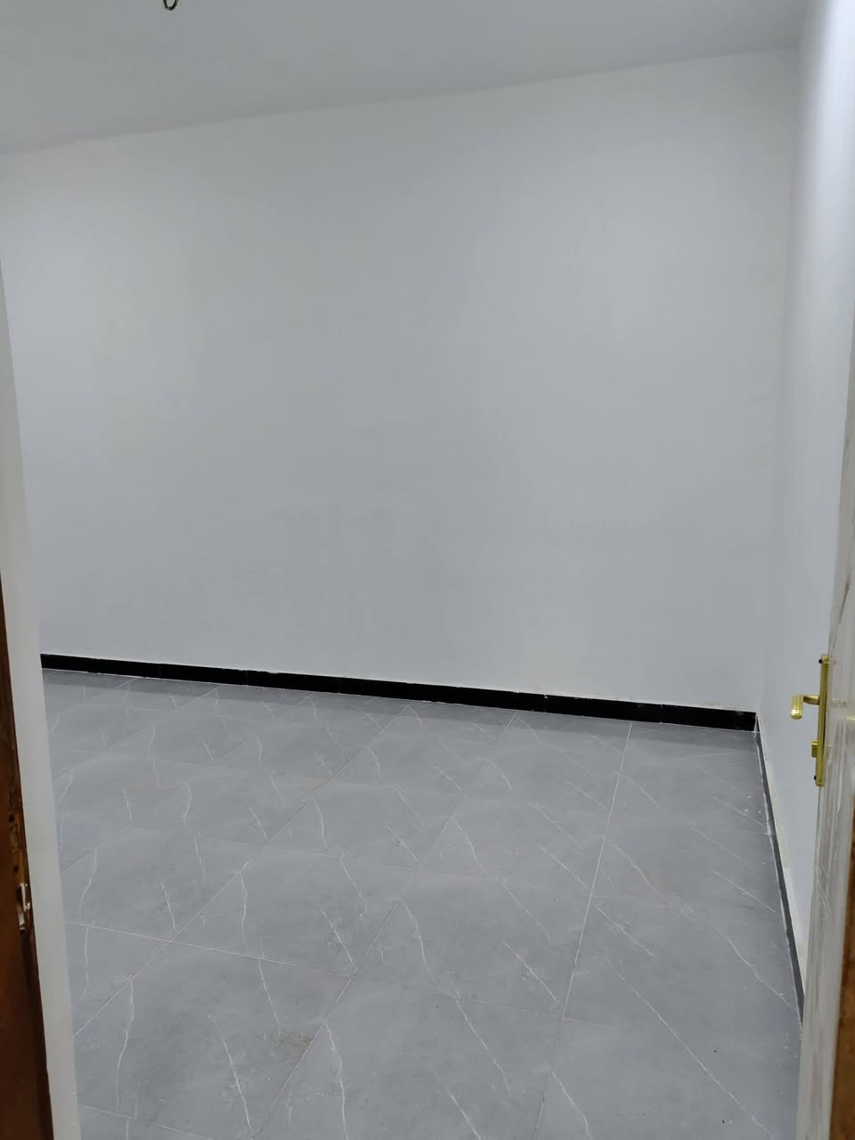 دار البيع مساحه 50متر البيت جديد مامسكون سند 25بيت يتحول بسم المشتري منطقة كامله تبليط ناره ليليه ورصفه لبيت غريطه مرتبه غرفه مطبخ وصاله وصحيات خارجيه وفوك مخزن سعر 25وبيه مجال لعنوان شارع صب عمود 335قرب جسر شهداء ***********
