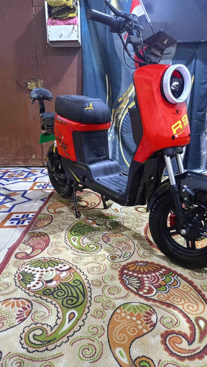 دراجه شحن ار 9احمر واسود كلش نظيفه وكامله وسريعه شادلها عقل72فولت بيها بطاريات حجم 16سعر 375بصره نواب ظباط مقابل مستشفى العسكري ***********
