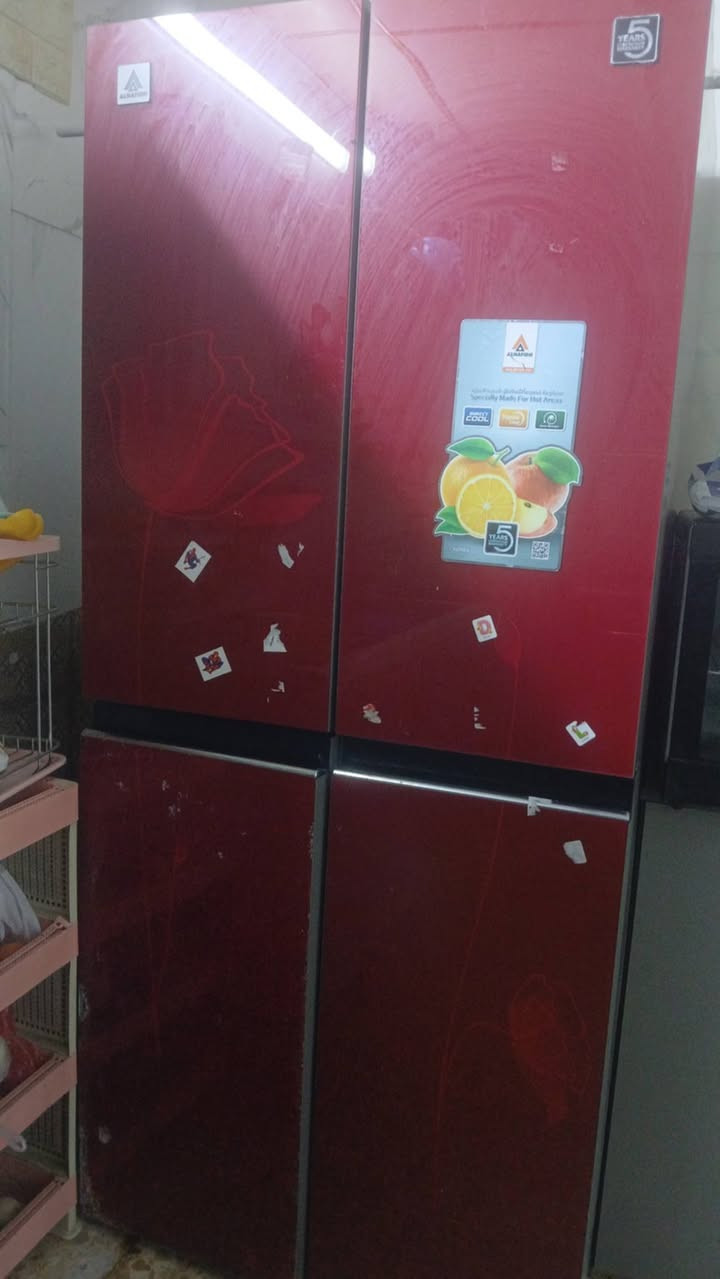 ثلاجه للبيع تخم عشر مقاعد للبيع مكانه الشعب شارع عدن ***********
