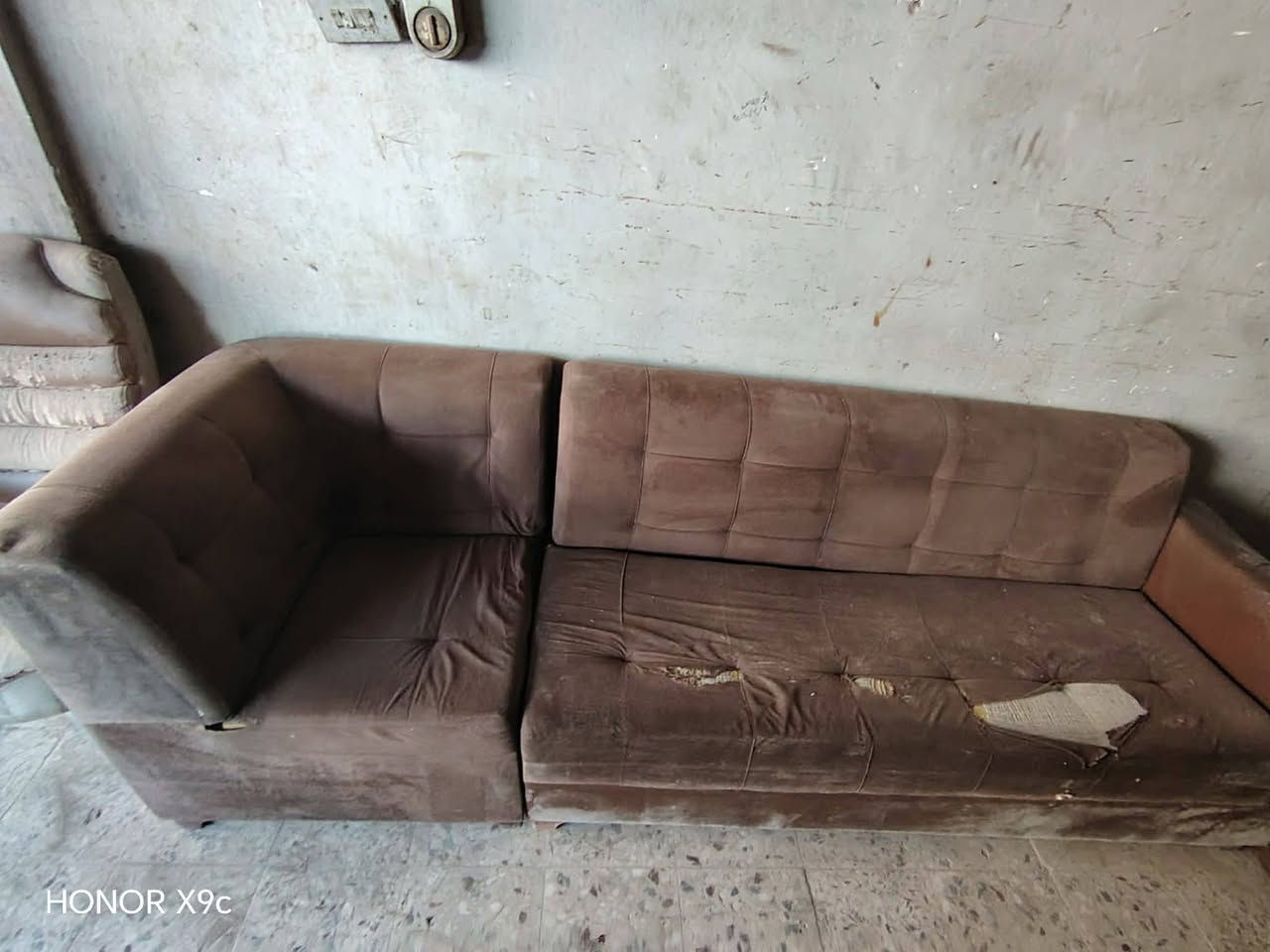 سلام عليكم شلونكم شباب بنات تخم قنفات للبيع الخشب مالته قوي نقصه تجيب اله ارجل تقريبا 4 او 5 الرجل مالته تطلع اب 2000 دينار وتجيب اله فرشه للمقعد وتنضفه تغسله  ما دايس ليجوه ابد سعره 225 وبي مجال قليل وعندي ميز تلفزيون حجمه كبير وراقي كلش سعره 75 وبي مجال مكانه بغداد السعدون للاستفسار اكثر ***********اي شي تحتاجون استفسار بل خدمه واسف عل اطاله وشكرا
