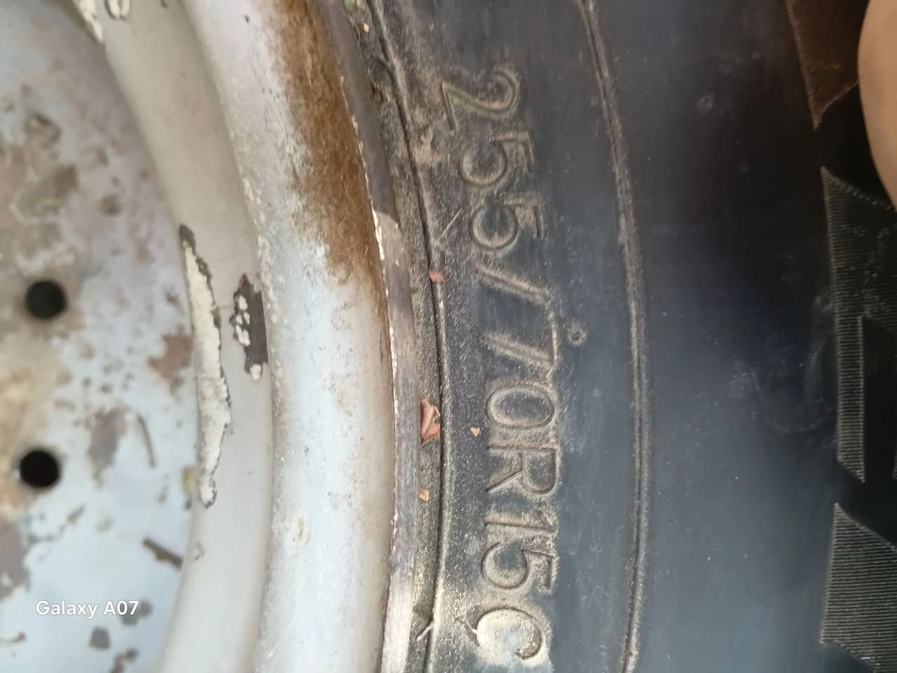 للبيع
تخم ويل وتاير حجم 15
 الويل حجم واحد عرضه 30 سم عمل  والتاير 15..70..255 بدون بنجر 
للتواصل خاص او الرقم *********** مكانهم بغداد السعر ٤٠٠ الف
