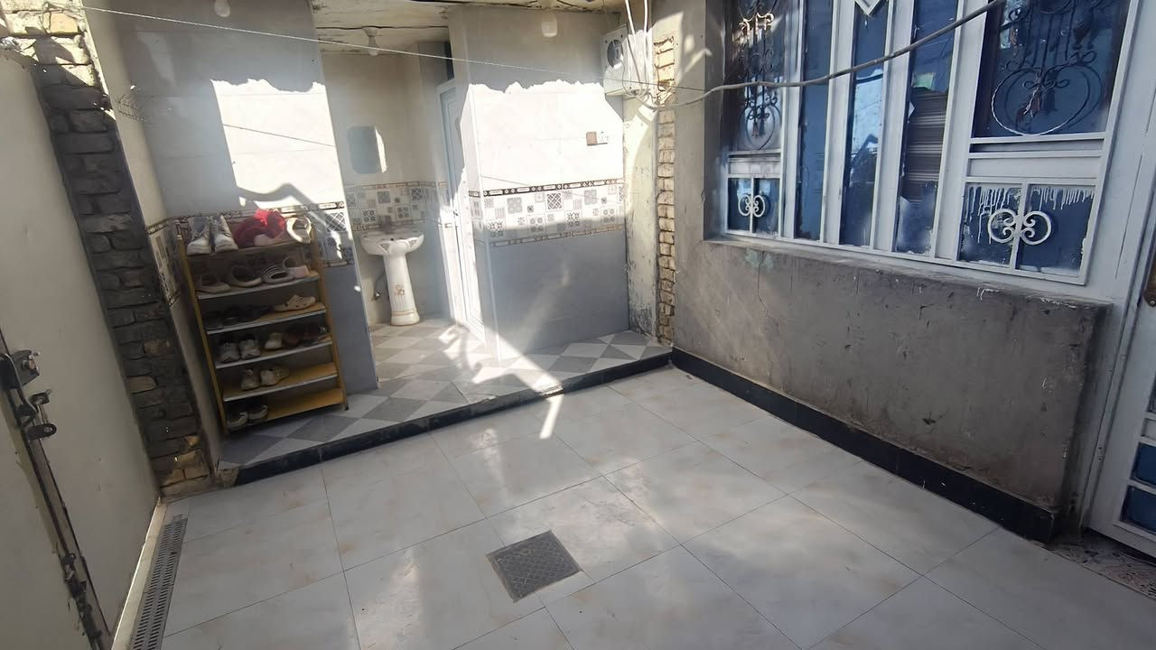 بيت للبيع ١٥٠م بل وافدين الجديده بناءه طابوك سكفه صب قرب التارتان ثالث بيت من الركن مسافه 100 متر عن شارع العام يحتوي البيت على استقبال ومطبخ وصاله وغرفتين وحمام بارد وحمام حار الطابق الثاني ما كامل بيت جديد الشراي يراسلني خاص رقم ‏‪***********‬‏
