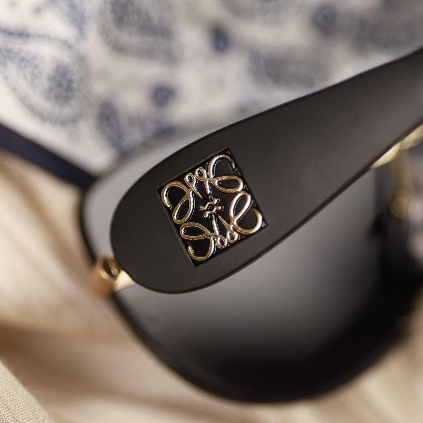 Zain_Pazaar
نظارة نسائية ماركة LOUIS VUITTON

المواصفات 
.اللون اسود مطعم باللون الذهبي
.الزجاج مقاوم للخدش باللون الاسود
.إطار مخفي
.وسائد منفصلة
.Polarized 
.uv400
.نظارة شمسية 

السعر 25.000

يوجد توصيل لجميع محافظات العراق
(التوصيل من يوم الى ٣ايام)

للإستفسار:***********
او مراسلة الصفحة

#ساعات #رجالي #توصيل #f #اكسسوارات #العراق #m #a #ملابس #ماركة #tiktok #instagram #fashion #facebook #تجميل #أناقة #هدايا #هدايارجاليه #هدايامميزة #ضمان #hublot #followforfollowback #explorepage #ex #explore #share #like #instalike #save #money
