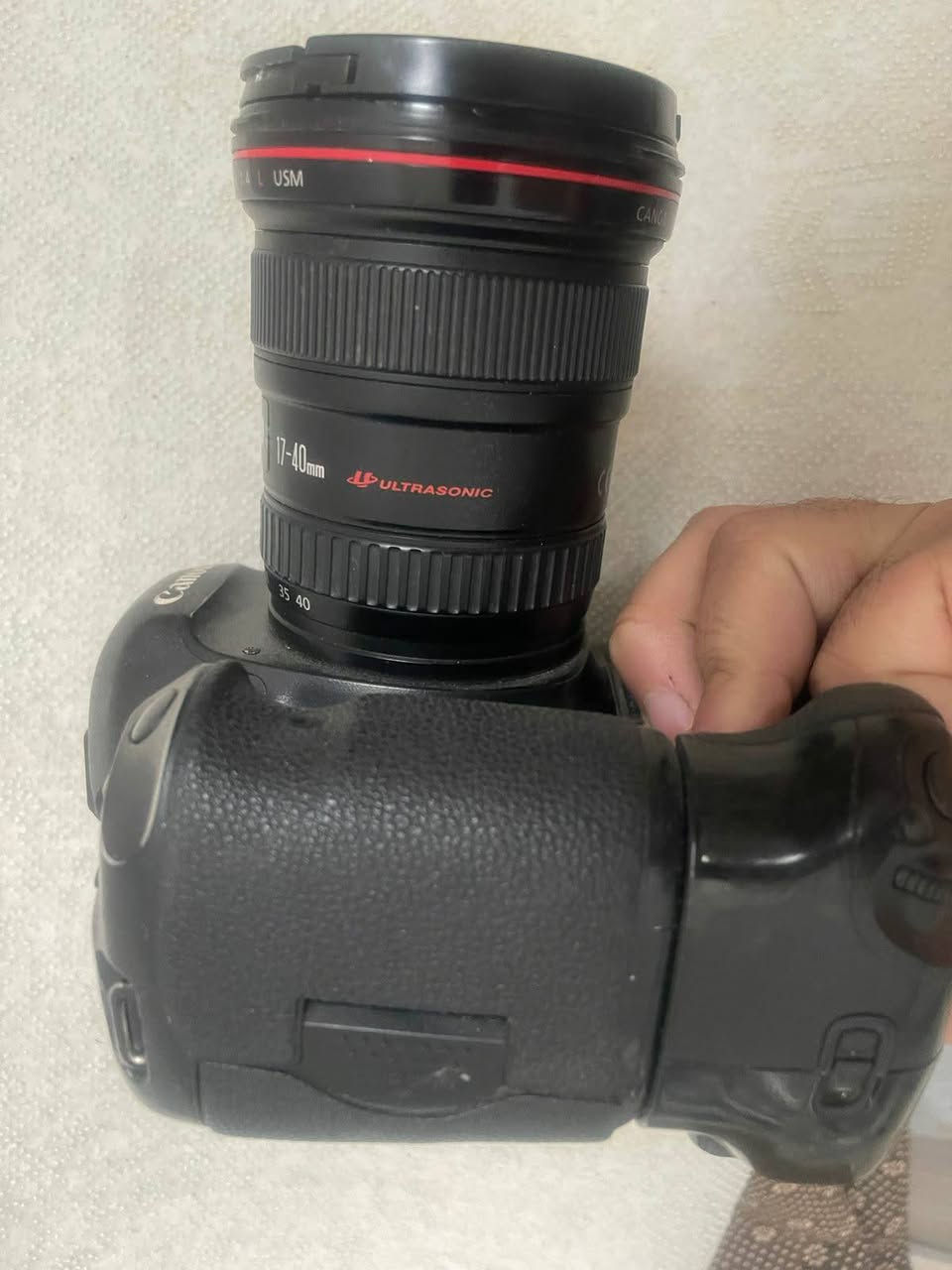 للبيع عملاق كانون Canon 5D Mark III مع عدسة الفئة الفاخرة 17-40mm L
الوصف:
لعشاق التصوير الاحترافي والعملي
اعرض لكم كامرتي الشخصية بكامل
نظافتها وأدائها الجبار. الطقم جاهز للعمل فوراً ومثالي لتصوير (المناسبات، الطبيعة، العقارات، أو الفيديو).
للاستفسار الاتصال على الرقم ***********
