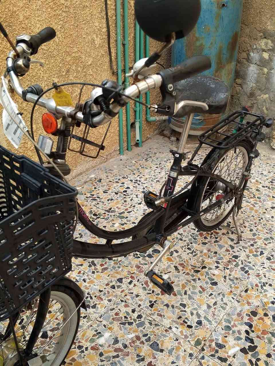 سلام عليكم بايسكل ( بطة )
للبيع عنوان كمالية شارع جامع 

للأستفسار ***********
