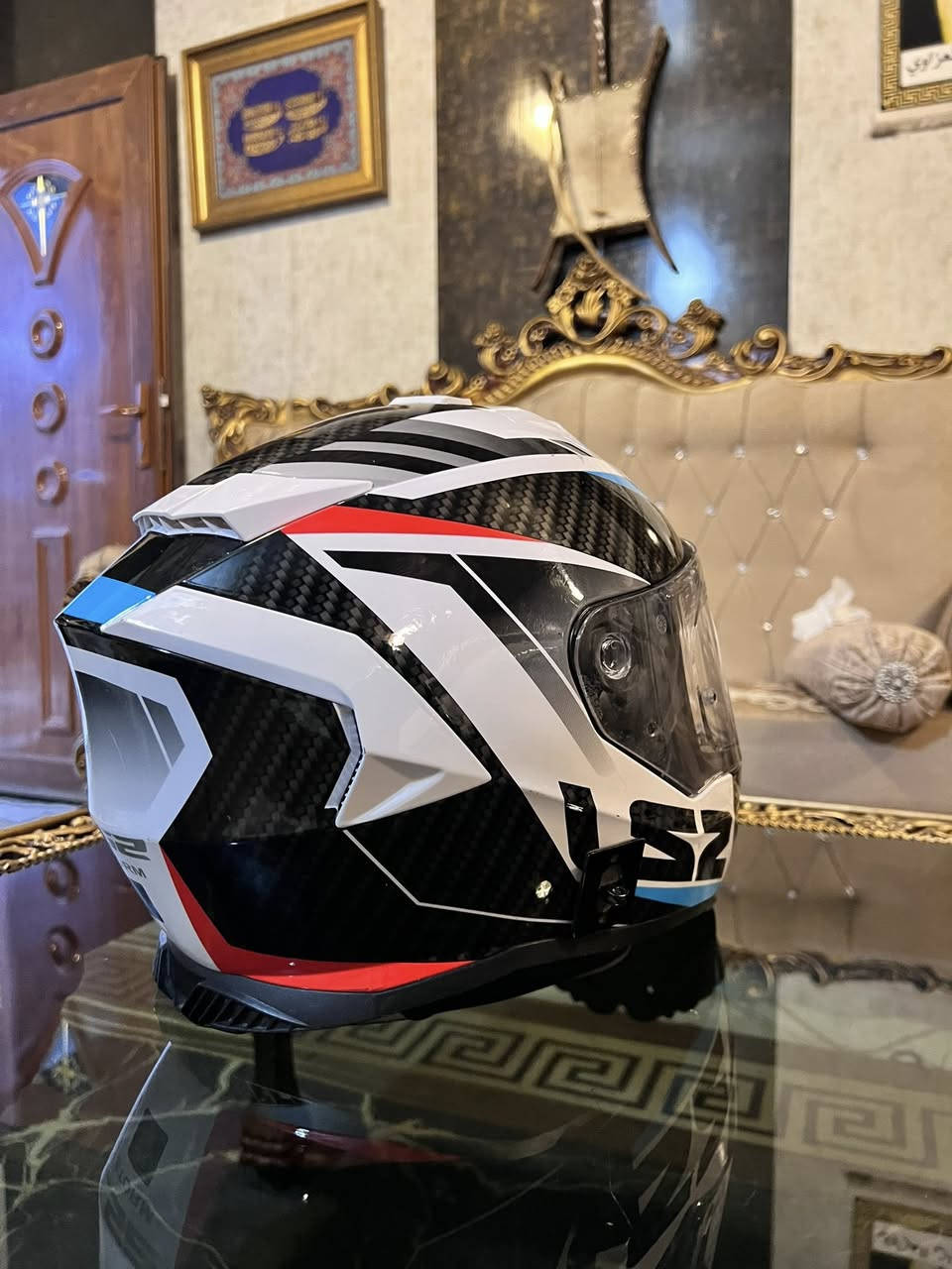 سلام عليكم 
خوذه LS2
غنيه عن التعريف 
خوذه مصنوعه من كاربون حقيقي
 والياف الزجاج 
خوذه جديده مستخدمه قليل 
سعرها 350 وبيها مجال 
توصيل موجود 
***********
