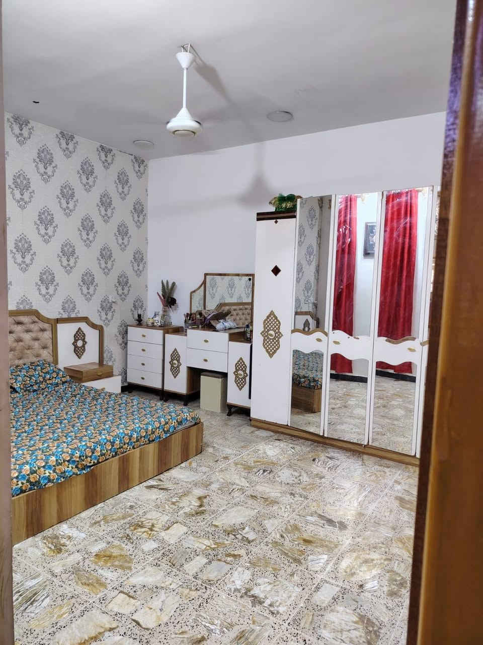 بيت للبيع٢٠٠م زراعي بيت غلام خلف السده طابقين
طابق١ طرمه
حمام +تواليت خارجي
 استقبال 7*5
مطبخ 5*4
صاله 8*4
حمام معزول +تواليت معزوله
مناور ٢يمين البيت ويساره
غرفتين 5*4
طابق الثاني غرفتين
الغرفه الأولى 7*5
الغرفه الثانيه 5*4
حمام جبير 
صاله8*4
وصطح خلفي 10*5  ينبني بي غرفتين
وفوك بيتونه جبيره وصطح
***********
***********

