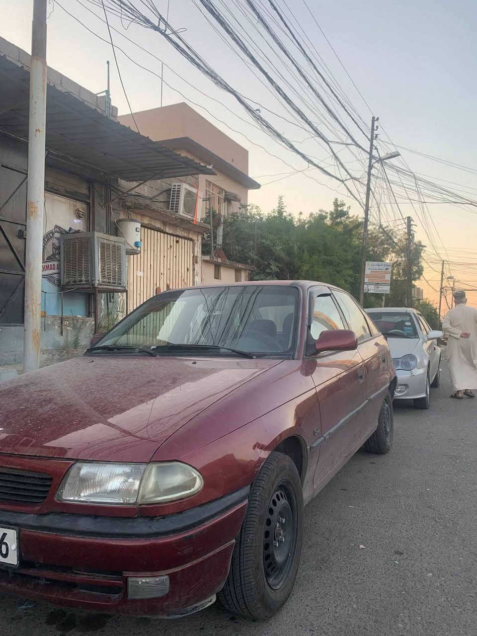 السلام عليكم
اوبل استرا موديل 1992
رقم بغداد الدولي شرط التحويل 
بيها الجاملغين الورا صبغ 
طخم تايرات جديد 
باتري جديد 
شادلها شاشة 
اي نقص او مصرف مابيها 
مكانها موصل الايمن 
للتواصل ***********
السعر ٤٨
