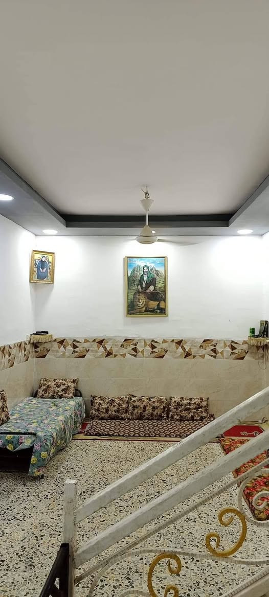 سلام عليكم عندي بيت 200متر طابو صرف للبيع كربلاء حي الاطارات رابع بيت عن الشارع خط الكيات مدارس تبعد 150متر تقريبا سوك قريب كلش .....طابقين الاول كراج  جبير وستقبال مطبخ صاله  غرفتين منور صحيات 2 والطابق الثاني غرفتين صحيات 2 صاله ومطبخ للاستفسار اكثر ***********  ***********ضياء
