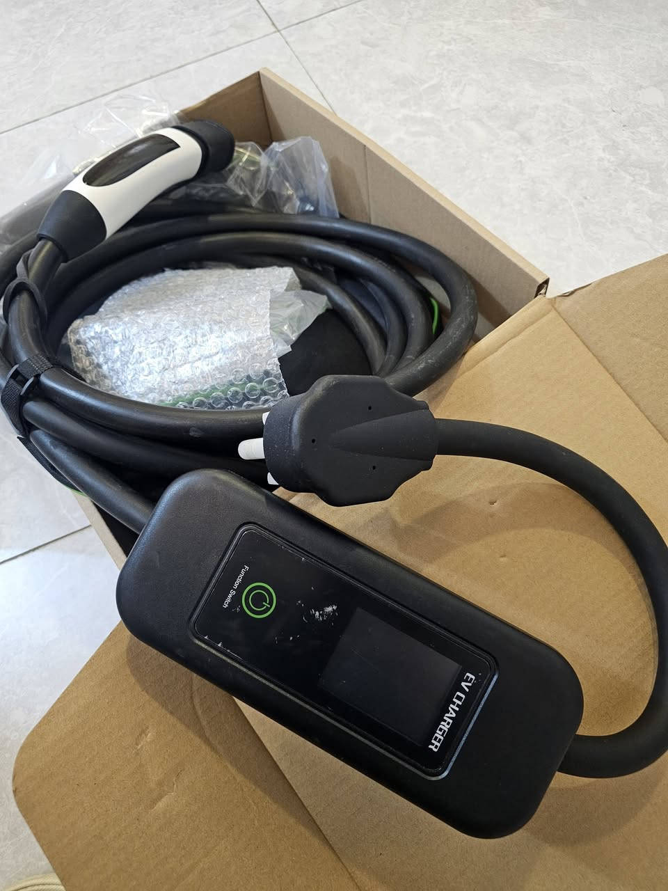 السلام عليكم شباب
كل عام والجميع بخير
شاحنة تسلا ٤٠ امبير ٩.٦ كيلو واط
اخذتها من الامارات من شركة سبارك
صارت عليه ب ٣٥٠ دولار
جديدة جدا بعدها بالباكيت استخدمتها مرتين فقط بالسفر .
اريد ابيع لان بعت السيارة

مواصفاتها 
تكدر تستخدمها ثابته بالبيت و متحركة من تسافر
٤٠ امبير متغير لحد ال ٨ امبير
تكدر تحدد تعمل بالايرث او بدون ايرث
وايرها ضخم جدا ١٠ ملم طبعا .. وطولة ٥ متر
راس الشحن تسلا مباشر بدون ادبتر
وطبعا وياها الجنطة مالتها 
سعرها ٣٠٠ الف وانطيك وياها بلك ٥٠ امبير ضد المي والاتربة
تحياتي للجميع .


**إذا كنت صاحب هذا الإعلان وتريد حذفه لأي سبب، رجاءا أرسل رسالة إلى الدعم الفني**