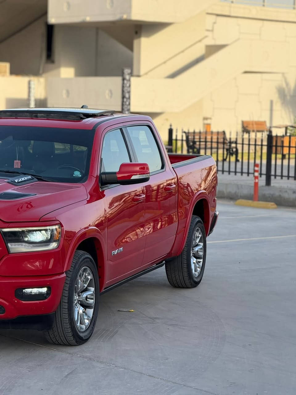 السلام عليكم
رام 2022 لارامي وارد امريكي 
باب طويل بدي قصير المرغوب
صور الحادث موضح كدامك بالمنشور فقط دعامية 
البنيد مصبوغ وحافات الجاملغات 
بيهة كفر بدي 
گير ومكينة بلادي 
1. مكينة 8 سلندر 5700 
2. كشنات جلد تدفئة تبريد
3. كشنات تدفئة وتبريد 
4. مري شفط كهرباء مع خاصية التسخين والتعتيم
5. تشغيل عن بعد
6. صندوك كهرباء
7. خزن ذاكرة للكشنات
8. دوسات كهرباء
10. سكليتر والبريك كهرباء
11. شاشه تيسلا
12. ستيرن تدفئة
13. شاحن لاسلكي
14. حساسات امامية خلفيه
15. منظومة زينون بلادي
16. رادار تحذر ونقطه عمياء

مكاني بغداد الامين الثانية 
السعر 335 ورقة 
***********
