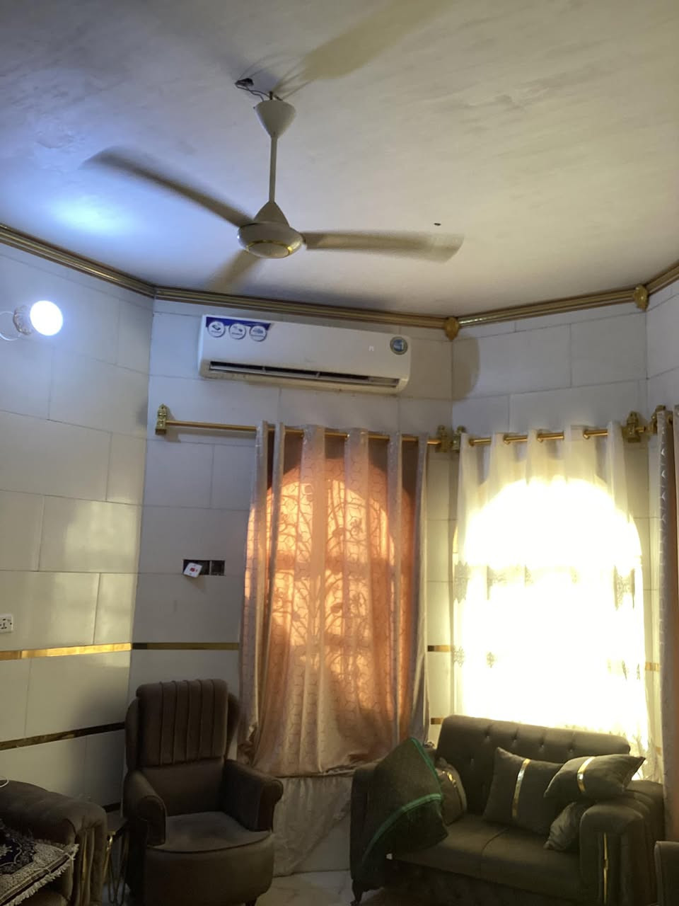 الدار للبيع مساحه 300م منطقه نهايه سايدين ابو رمانه بصفحه العوفيه 
الفرع الاول البيت الاول 
استقبال عدد اثنين 6×4
صاله عدد اثنين 9×4
غرف عدد 6 
4غرف 4ونص ×5
صحيات عدد 10
مناور ٣
مطبخ في الصاله 
الساحه 12×7
غير مطلوب لااسكان ولا عقاري
السعر 280
منطقه امنه
وجيران طيبون 
الماء متوفر 24ساعه 
رقم الاتصال ***********
