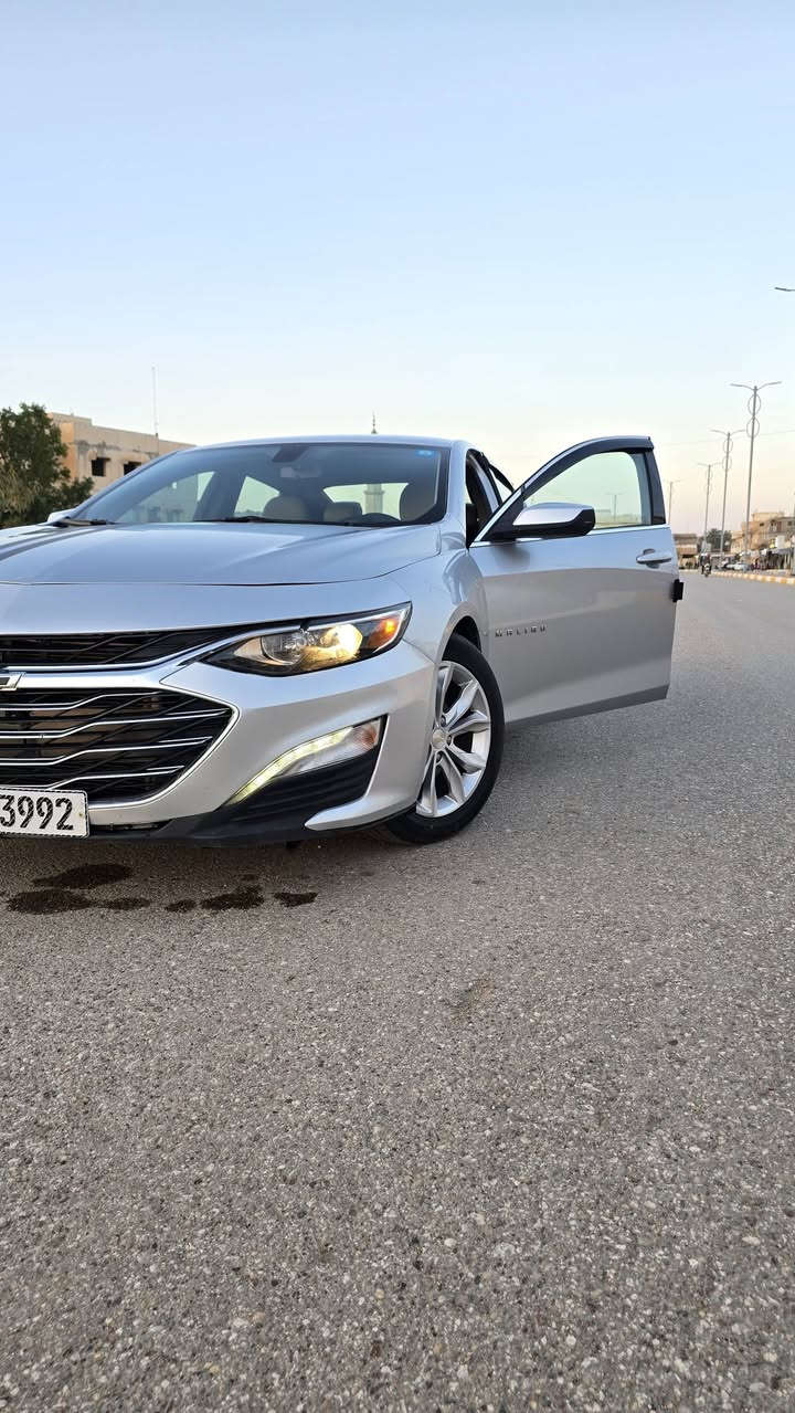 السلام عليكم 
للبيع ماليبو ٢٠١٩ فئة LT
الرقم الجديد الدولي ( رقم بغداد )
مواصفات : 
محرك ١٥٠٠ تيربو
كشن كهرباء 
كشنات تدفئة 
تشغيل عن بعد 
شاشة كبيرة 
تبريد و تدفئة ( مناخين + قطعتين ) 
ويل رياضي حجم ١٨ انج
بصمة ابواب و تشغيل و صندوق
تحكم استيرن كامل 
مثبت سرعة + رادار 
كامرة خلفية 
ماشية ٨٧ الف 

الكير مكفول ..

المحرك  ( بي تبخير كالو صوج تيربو لكن اني اتعهد بمحرك اذا بي شي )
سيارة نظيفة جداً و بالحقيقة احلى من صور 

الحادث بسيط جداً ( الجاملخ الخلفي عكس السايق + الدعامية الامامية ) سونار مرفق من الصور 📷 

مكاني : الانبار /  الرمادي  
رقم الهاتف //. ***********
