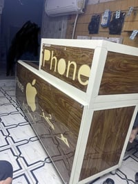 ميز صيانة للبيع نظيف جداً  لون جوزي يحتوي على مجرات ورفوف داخلية   الس...