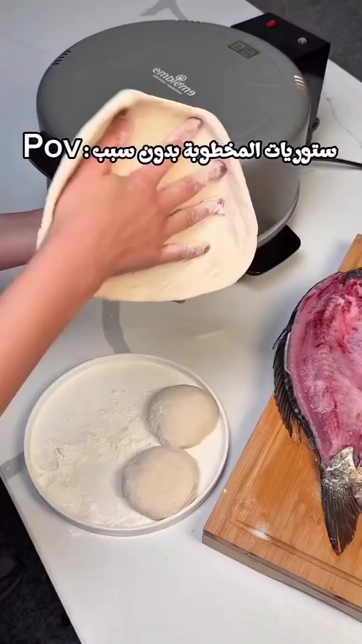 خبازة كهربائية ماركة امبليوم  Embleme 

يوجد توصيل لجميع محافظات العراق 🇮🇶
للحجز ولاستفسار راسلونه على الخاص او الاتصال بالرقم
***********

✅كل منتجات شركة امبليوم عليها ضمان سنة من تاريخ الشراء بعد السنة يوجد صيانة باسعار رمزية 

✅تقدم شركة امبليوم منتجات بكوالتي عالي جدا ودعم عملاء مستمر بعد البيع صيانة وقطع غيار لكل الأجهزة 

خبازة ماركة امبليوم مع ضمان  مع ملحقات كاملة  جامات جانبية  اضاءه داخلية

صانعة الخبز العربي والبيتزا والكريب من ماركة امبليوم (Embleme). 
القوة: 2200 واط.
القطر: 40 سم.

المميزات: تحتوي على لوح طهي غير لاصق، تحكم كامل في درجة الحرارة والوقت، وإضاءة داخلية.
الاستخدام: مناسبة لخبز كافة أنواع المعجنات والبيتزا وتسخين الطعام.
