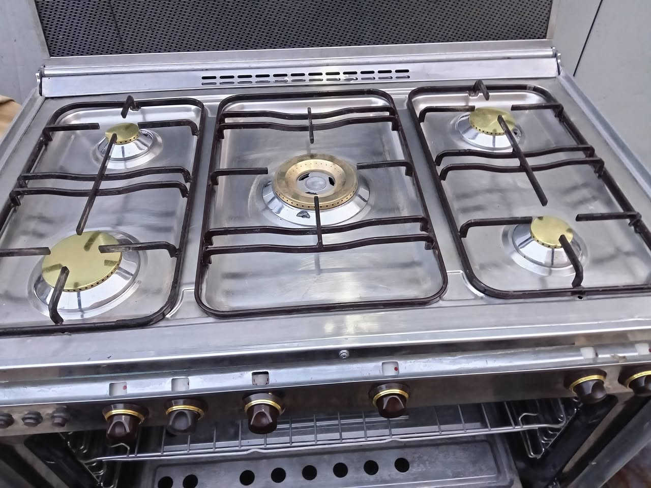 طباخ كريازي مصري شغال ع فحص ب ٢٠٠ مركز الديوانيه ***********
