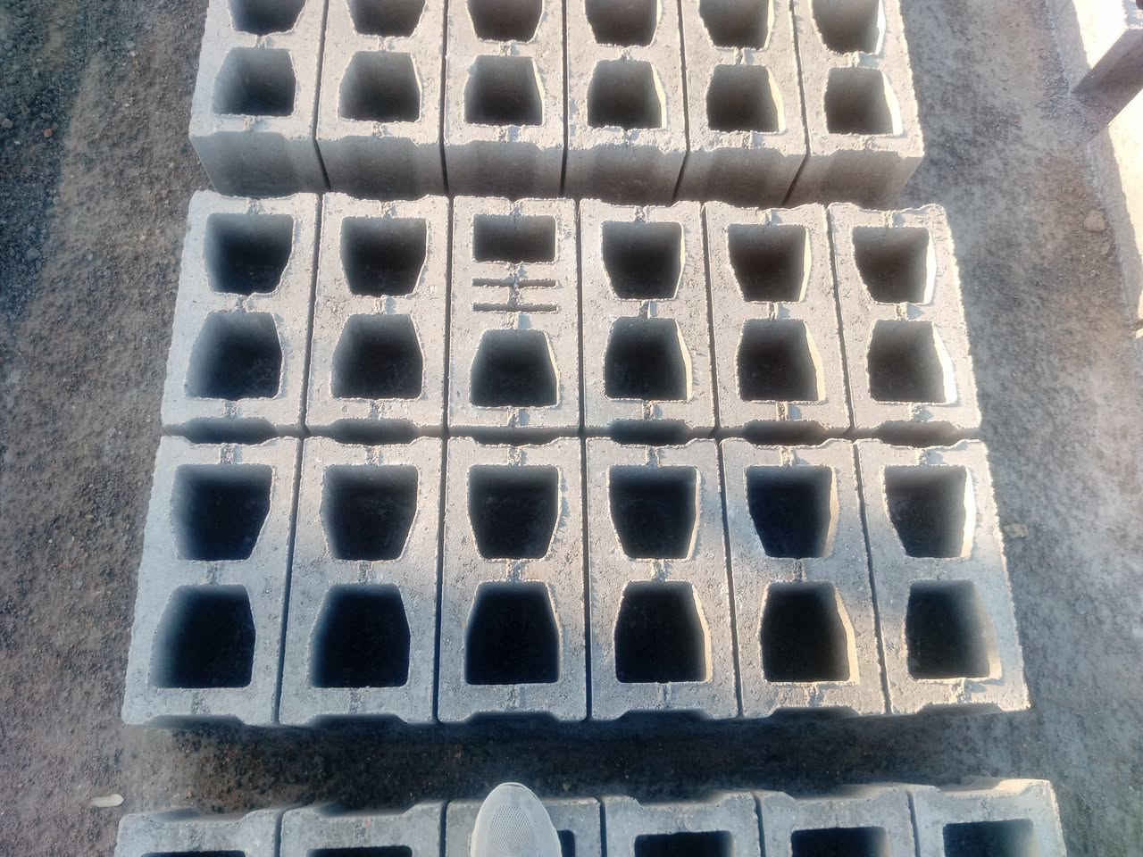سلام عليكم يوجد كافت انواع لبلوك  وبسعار مناسبه  ابو الفتحتين وابو ثلاثه يوجد بلوك 15×40✅*********** يوجد وتساب
