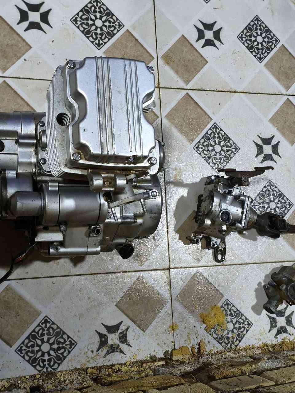 محرك  موديل 23 + كير بوكس شغال + كابريتر شغالة. سعر ٢٠٠  كوت شارع النفط ***********
