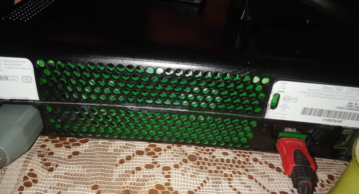 جهاز Xbox 360 (النسخة القديمة – FAT) إصدار خاص
Limited Edition
بسعة تخزين إجمالية 570 جيجابايت
المواصفات والمحتويات:
جوي ستك Xbox 360  (إصدار خاص)
قرص صلب داخلي ثابت بسعة 320 جيجابايت
قرص صلب خارجي بسعة 250 جيجابايت
عدد 2 يد تحكم أصلية
كابل HDMI أصلي
كابل AV أصلي من مايكروسوفت
محوّل طاقة مع سلك الكهرباء
كابل شحن لأيدي التحكم
بطارية خاصة بذراع التحكم
الحالة:
الجهاز يعمل بكفاءة تامة
جميع الملحقات أصلية وجاهزة للاستخدام
السعر 125 ألف مع التوصيل داخل بغداد
للاتصال و للستفسار على الرقم:- ***********
