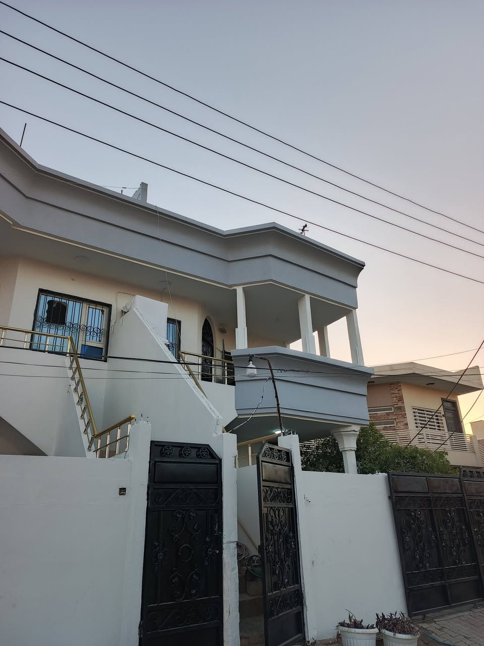 الاعلان
          🔶 تميــــــــز بـعـــــرض عقـــــــــــــــــــارك معنا 
                و دع لنا التسويق والتصوير باحترافية 🔶
🟠  اربع مشتملات        طابو باسم شخص واحد
🟠المساحة :       250م واجهة 12م كل بيت واجهة 6
🟠العنوان حي الجامعة اسواق انور قرب مدرسة شهباء 
🟠 طابقين  غرفتين نوم استقبال هول مطبخ وكراج 
     وارد شهري.    مليون دينار 
    السعر       مراسلة أو اتصال على ارقام تالية
-------------------------------
للمزيد من المعلومات مراجعة مكتب السدرة للعقارات  والمقاولات 
العنوان حزيران شارع النخيل مقابل افران الجزيرة
او الاتصال على ارقام.                
6669959 0770📞 احمد وهاب
***********📞 ابو عبدالله 
#السدرة_للعقارات_والمقاولات
