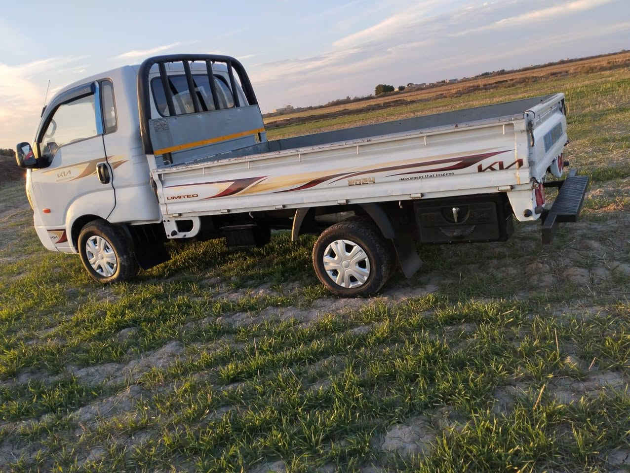 السلام عليكم كيا حمل موديل 2018  دخول جديد بيه ارقام وسنويه وكاله بسم المشتري رقم اربيل الجديد حصه كاز سياره مامشتغله بالعراق مكفوله فقط.سرقه وعشاير وحرام سياره جاهزه للعمل بدي زيرو و مغلف اصلي تبريد ثلج مكينه وكير شرط لا تنقيص ولا تبخير تخم تاير حداديه بلكارتون فول ٥ دكم صاج ملكي دبل رف ثلاجه مال جناي ماتخسر عليه ولا الف السعر ب58وبيه مجال  اتصال على الرقم***********
0786618229
