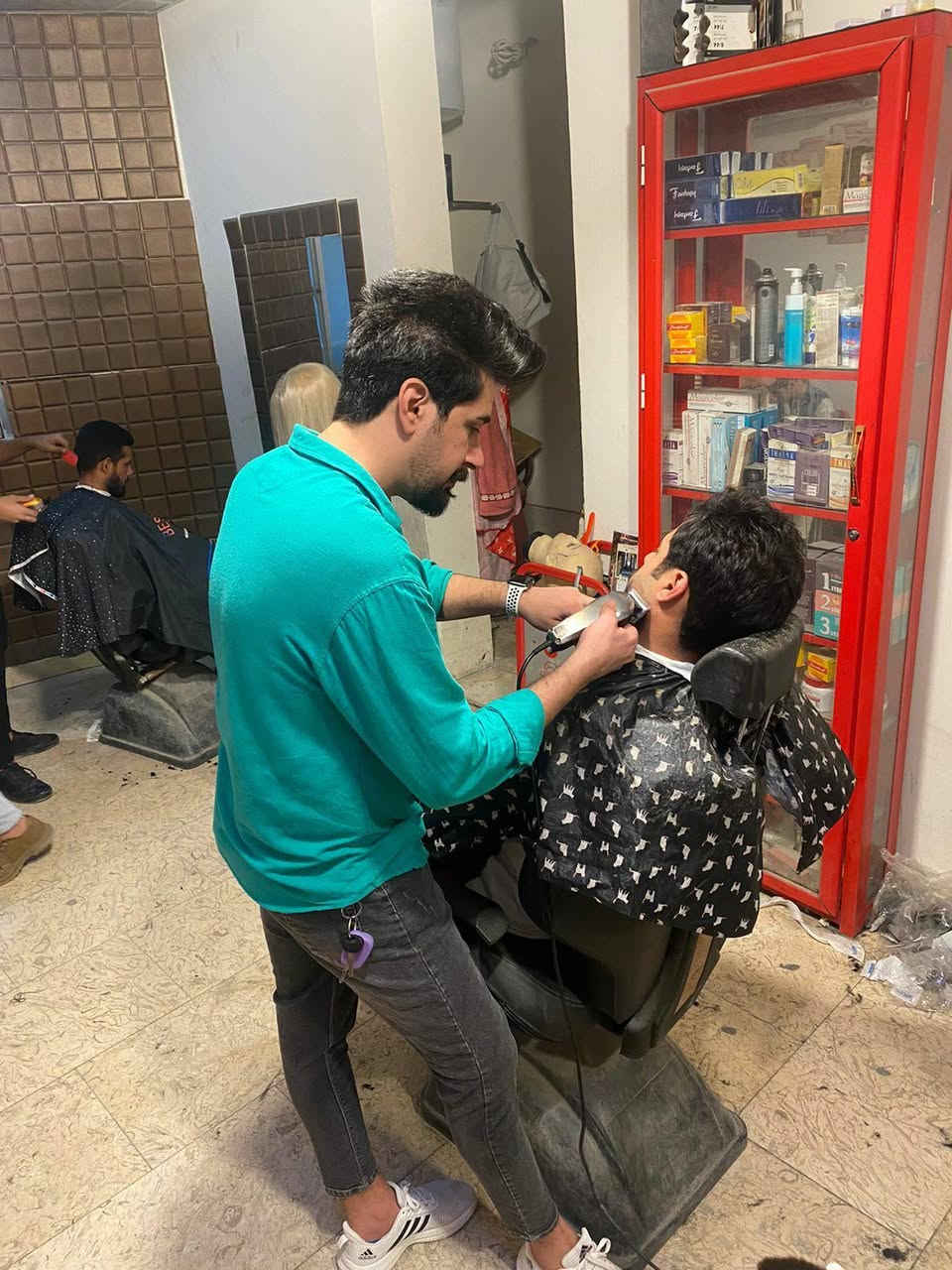 مركز آزار لدورات تعليم فن الحلاقة❤️❤️
 يعلن عن فتح دورات للحلاقة الرجالية وتشمل
..........................
١/مقص✂️
٢/شفرة📏
٣/خيط🧶
٤/مكينه🎚
٥/صبغ الشعر (كيفية دمج الالوان)🎨
٦/ معالجات الشعر بكل انواعه🦱🦰
٧/ معالجات البشرة 💆‍♂️💆‍♀️
٨/ مع هدية صادرة من المركز اثناء التخرج👍🎫🎟
#ملاحظة.... عند انتهاء الدورة وتكون عندك نقص معلومات تعاد لك الدورة مجاني 
للاستفسار الاتصال على الرقم التالي 
البصرة الجمهورية تقاطع معهد النفط قرب الريان سنتر للألعاب 
للاستفسار الاتصال 📞على ارقام المركز....
☎️***********
☎️*********** البصرة, العراق
