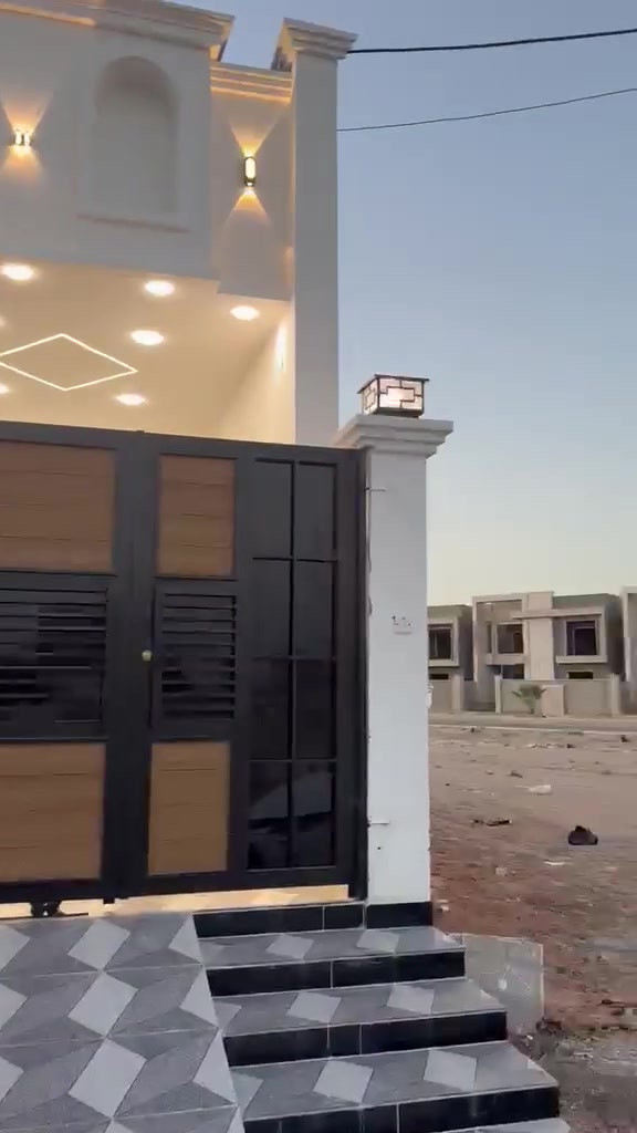 دار لبيع رمادي سبعه كيلو رقمه ١٢٣٧٩ طابق واحد. بناء جديد فول غرفتين نوم صاله استقبال ومطبخ وصحيات مقابيل مجمع هندسي ويرموك بصف ركن ركن تجاري وهوه بصف ركن بناء ٢٠٢٤ استفسار اتصال على رقم *********** ابو خالد مكتب الاصيل
