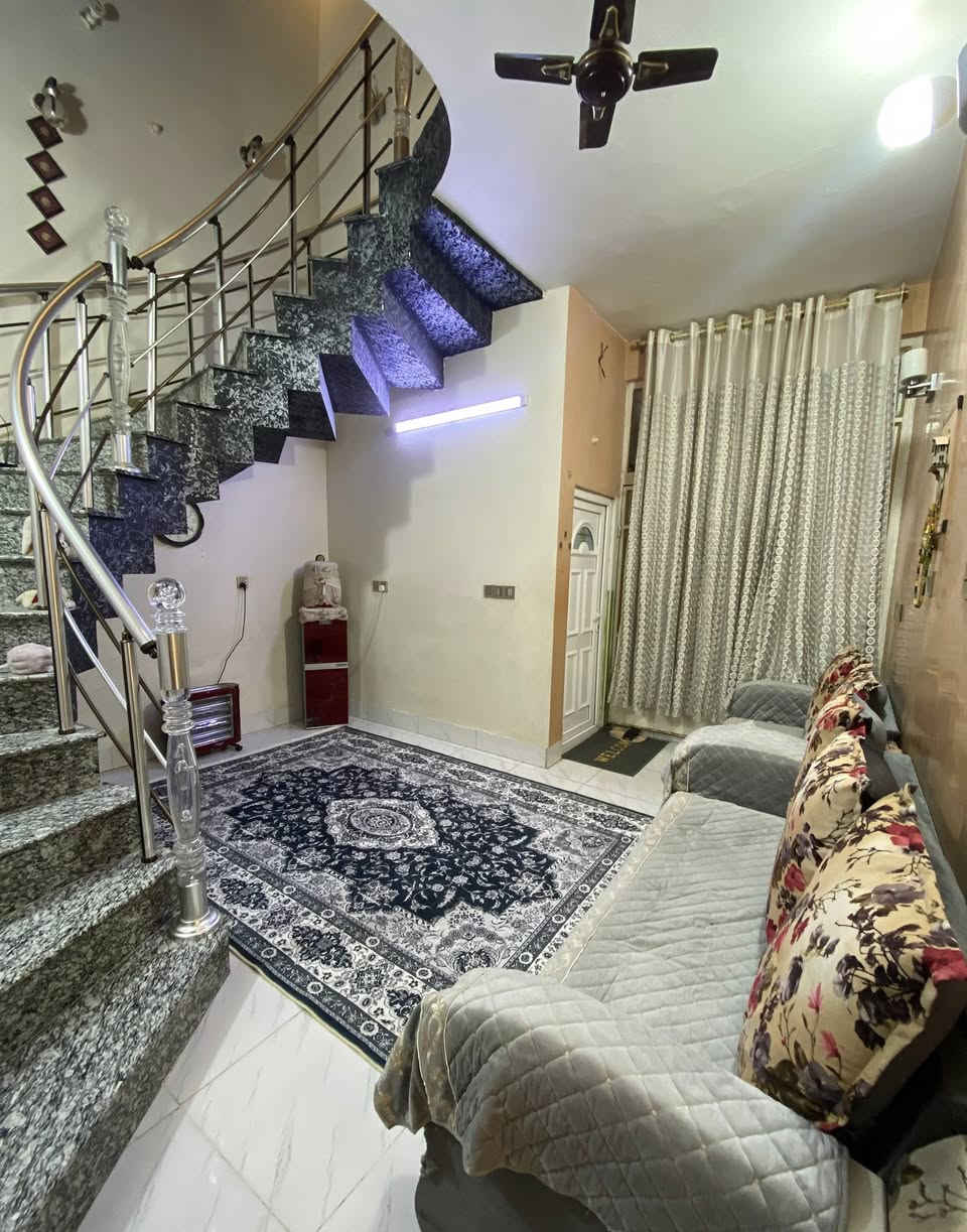 المساحة 100م ركن بناء مربع الواجهة 10*10 طابو
الطابق الارضي : كراج سيارة وحمام خارجي 

مطبخ 5*4     استقبال 6*4     هول داخلي 4*4 

مجمع صحي

الطابق الاول : غرفتين نوم 6*4 

وممر جبير ومجمع صحي 

الطابق الثاني : غرفة نوم 4*4 

وممر جبير 

السعر 260 مليون 

الموقع : ديالى - بعقوبة - التحرير / دور الضباط

*********** متوفر واتساب
