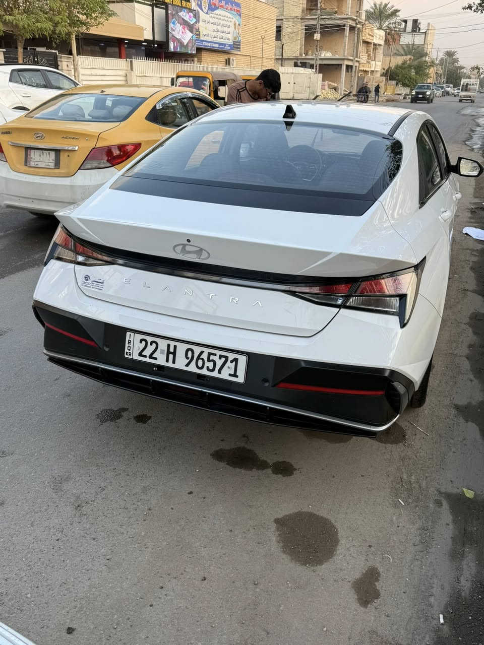 سلام عليكم
انترا تجميع صيني ٢٤ ماشية ٥٣ الف 

مكفولة كير محرك كلشي 

بيها بس صبغ شوية بين الجاملغ الخلفي والباب اقل الشبر والجاملغ البصف السايق بي بي دي ار طخة خفيفة كلش عندي صور الطخة اذا اتحب اتشوفها سيارة خير من الله 

رايدها ب١٣٥ وبيها مجال حق الجية

*********** موجود واتساب
عنواني بغداد بسمي السيارة
