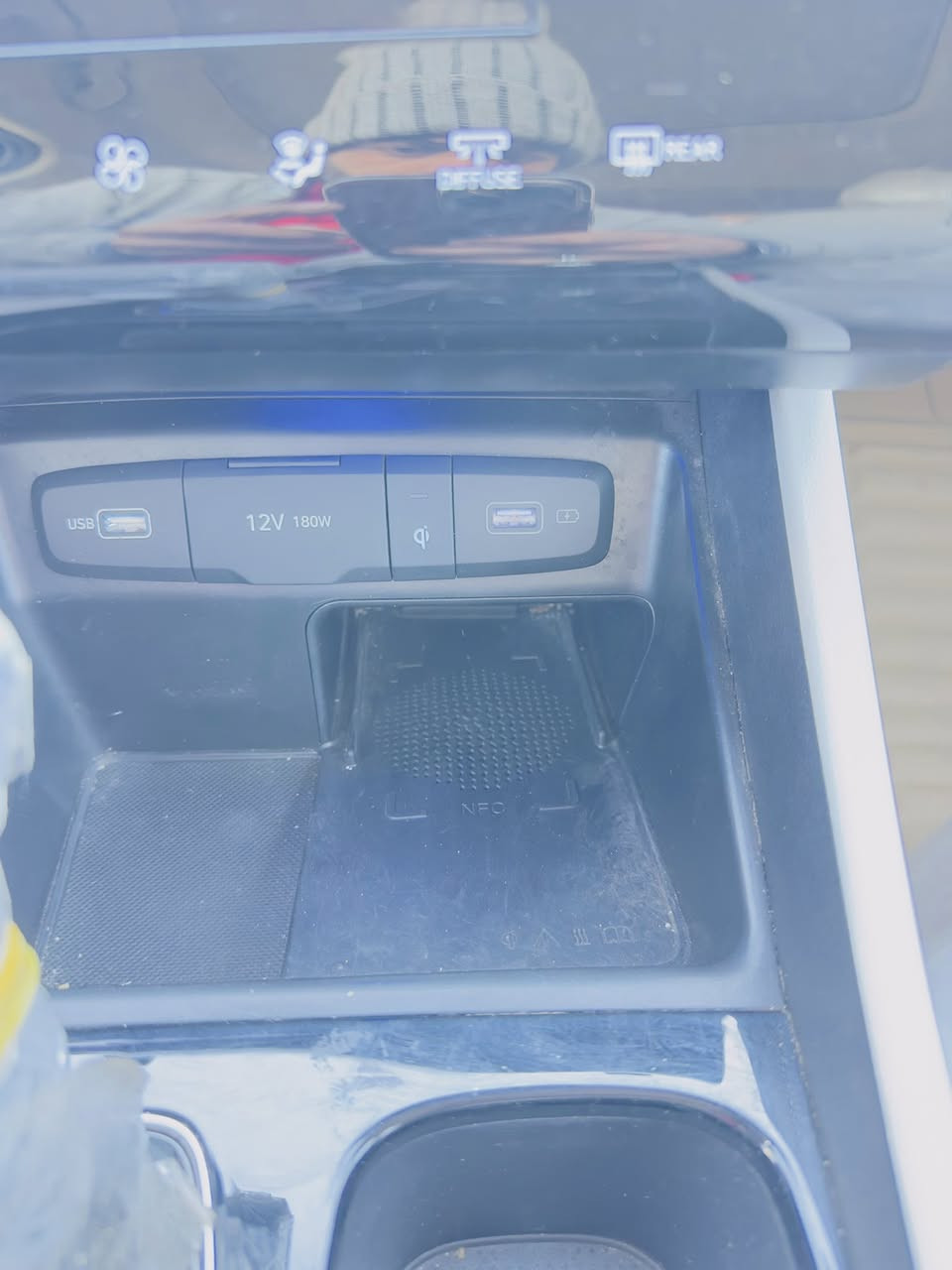 السلام عليكم
توسان وارد امريكي 

موديل ٢٣ 

لون ابيض حدث جاملغ وباب بدون دواخل بدون ايرباك 

السياره فول للخير 

بصمه 

فتحه داخل جلد ابيض 

كشن تتفه +كهرباء 

جنطه كهرباء 

سايد بريك بصمه 

شحن لاسلكي 

تلث انضمه قياده 

ويل عشرين 

اشاره بلمرايه 

رقم بابل السياره بسمي 

ماشيه ١٦ 

صوره الحادث موجوده 

ويا الصور 

مكانه بلحله 

*********** اتصل وتدلل
