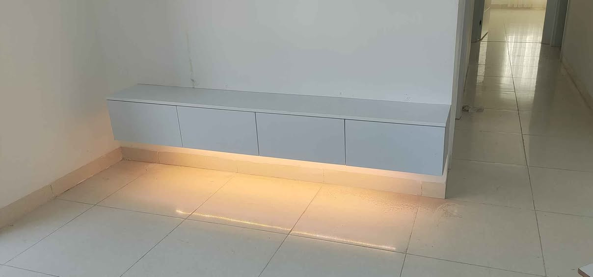 مێزی تیڤی بە ڕەنگی ساجی و سپی بە هەردوو شێوازی هەڵواسین یان قاچی هەبێت دوو مەتری نرخی 75 هەزارە
مەترو نیوی نرخی 60 هەزارە گڵۆپی لیدی پێوەیە و گەیاندن و هەڵواسین تەنها 5 هەزارە بۆ ناو شاری سلێمانی لە بەکرەجۆم
*********** السليمانية, العراق
