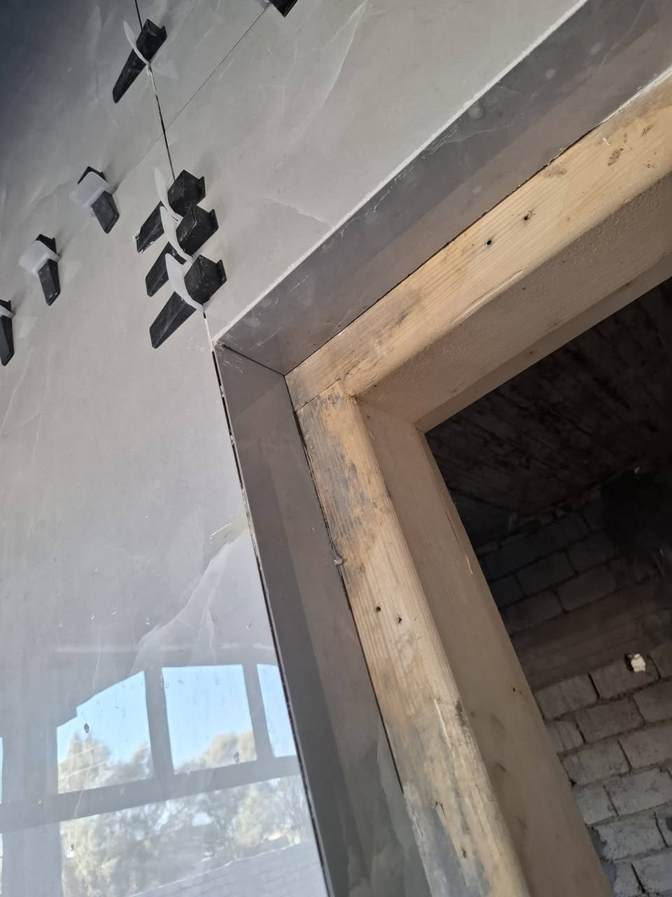 جانب من أعمالنا المستمرة فى  بغداد، حيث نعتمد أحدث التقنيات في تركيب جدران البورسلين باستخدام المادة اللاصقة ونظام التسوية System) (Leveling لضمان استقامة مثالية وشكل عصري يدوم طويلأ.
ابو عزام *********** 
ابو جود ***********
