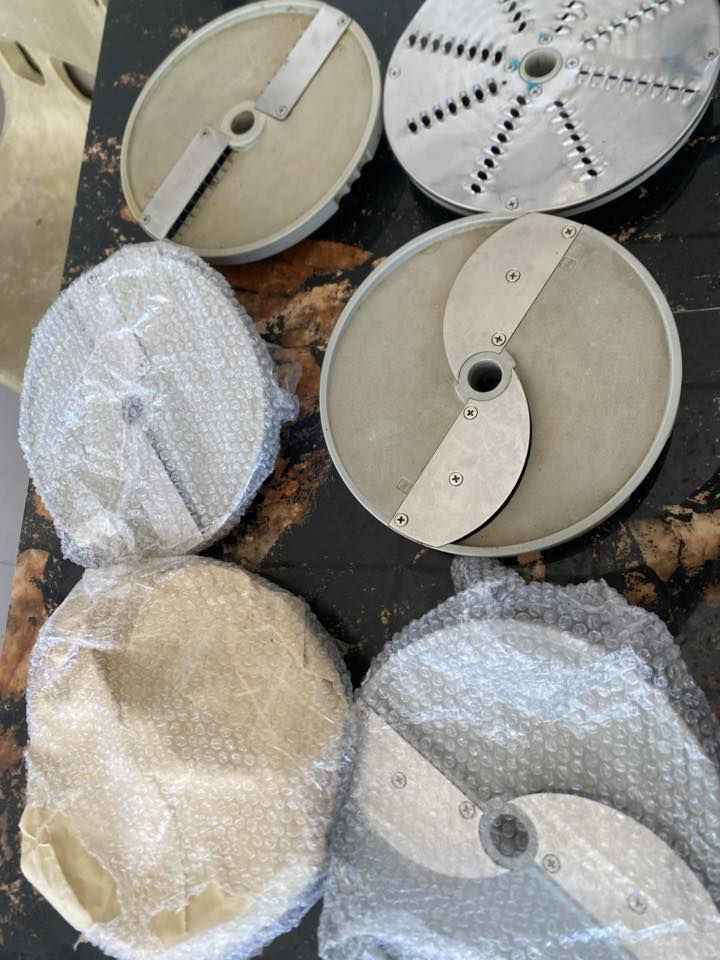 سلام عليكم 
قطاعة خضار ومقبلات 
جديده استخدام شهر
٦ اقراص جدد 
السعر ٤٢٥ الف
تجي تفحص وشغلها وانطيك ضمان هم 
للاستفسار الاتصال على ***********
