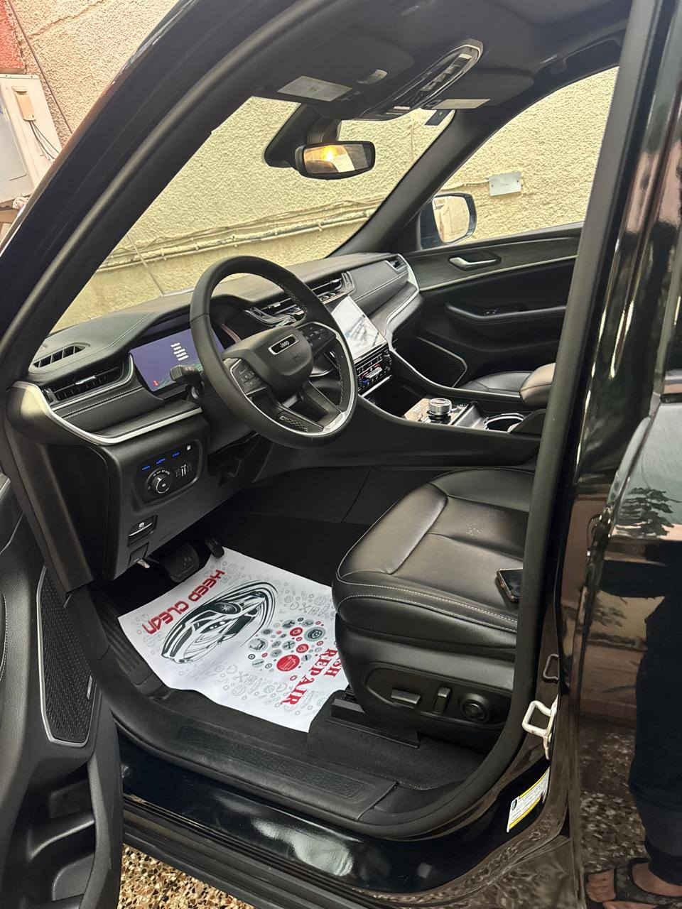 2024  Jeep Grand Cherokee 4XE sport
بلك ان 🔴كهرباء 🔴 بانزين 🔴 هايبرد

عداد المسافات 15 الف 

اللون اسود 

المحرك هجين يولد قوة 375 حصانًا وعزم دوران يصل 637 نيوتن.متر، وتجمع بين الأداء على الطرق الوعرة والدفع الهجين. من أبرز مواصفاتها نظام دفع رباعي متقدم، وتعليق هوائي قابل للتعديل مع خلوص أرضي يصل إلى 11.3 بوصة، ومانع للانقلاب قابل للفصل، بالإضافة إلى مقصورة داخلية فاخرة وشاشات متعددة. 

القوة والأداء

• نظام التعليق : جكات جوبلس رفع السيارة

• تحتوي على 5 انضمه للقيادة

• مستشعرات الركن: أمامية وخلفية مع كاميرا خلفية عالية الجودة.

• المحرك : محرك بنزين توربيني رباعي الأسطوانات سعة 2.0 لتر مع محرك كهربائي (نظام هجين).

• القوة: 375 حصانًا.

• عزم الدوران: 637 نيوتن.متر.

• التسارع: 0-100 كم/ساعة في 5.3 ثانية.

• ناقل الحركة: أوتوماتيكي بـ 8 سرعات. 

القدرات على الطرق الوعرة

• نظام الدفع: نظام دفع رباعي Quadra-Drive II متقدم مع قفل تفاضلي إلكتروني محدود الانزلاق.

• نظام التعليق: تعليق هوائي قابل للتعديل Quadra-Lift يسمح بزيادة الخلوص الأرضي.

• منع الانقلاب: قابل للفصل لتحسين حركة العجلات على التضاريس الصعبة. 

• المقاعد: جلدية مع لمسات مخمل وسداسية باللون الأزرق.

• نظام المعلومات والترفيه: شاشة لمس Uconnect 5 بقياس 10.1 بوصة مع دعم لاسلكي لـ Apple CarPlay و Android Auto.

• الشاشة الأمامية: متوفرة بخيار شاشة عرض رأسية (Head-Up Display).

• الكامرات : كامرة امامية وخلفية

• نظام الصوت: نظام صوت ماكنتوش عالي الجودة متوفر بخيار 19 مكبر صوت.

• ميزات إضافية: مصابيح ضباب، مقعد سائق ومرايا قابلة للتعديل كهربائياً، وباب خلفي كهربائي. 

• عجلات قياس 18 بوصة.

• مساعدة القيادة النشطة: نظام قيادة آلي بدون استخدام اليدين على بعض الطرق السريعة.

حادثها موضح بلصور والسيارة رقمها بغداد باسمي 
والسعر 350 
مكان السيارة بغداد 
الاتصال على الرقم

 ***********
