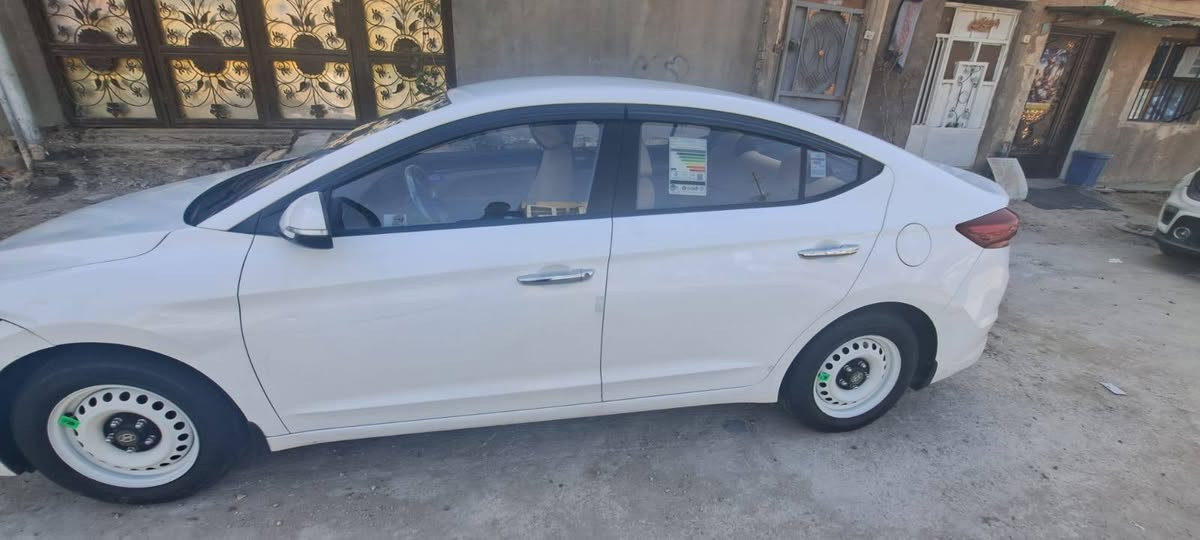 السلام عليكم
للبيع هونداي النترا 2017 خليجي 1600 دوش اقتصادية
رقم بغداد بسمي
ماشيه 70 الف 
بيهى طخه بل جاملغ الخلفي عكس السايق موضحه بل صوره 
اشاير مري
تخم تاير جديد
تبريد قطعتين 
شاشة +كامرة  
كير ومحرك كفالة عامة
السعر 130،،،، مكاني بغداد مدينت الصدر  ممتواجد عل فيس هاذ رقمي *********** بغداد, العراق
