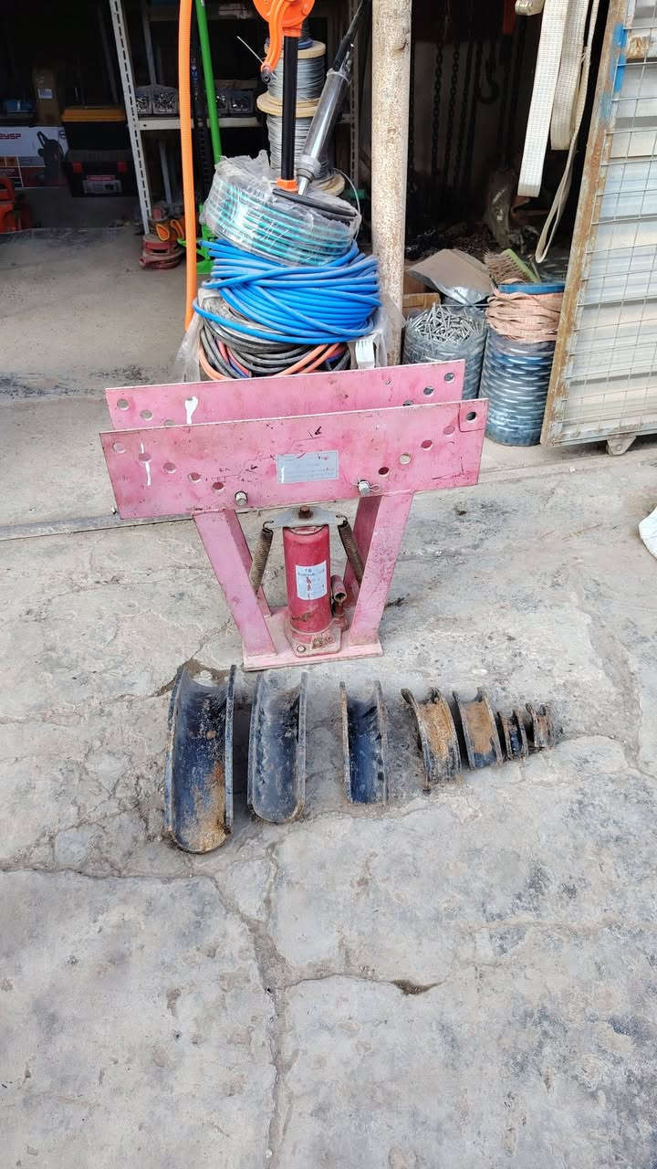 سلام عليكم للبيع معواجه بواري هيدروليكيه بريس من النص انج إلى 3 انج الجك 16 طن اصلي السعر 350 الف وبي مجال مكاني سامراء يوجد توصيل هاتف ***********
