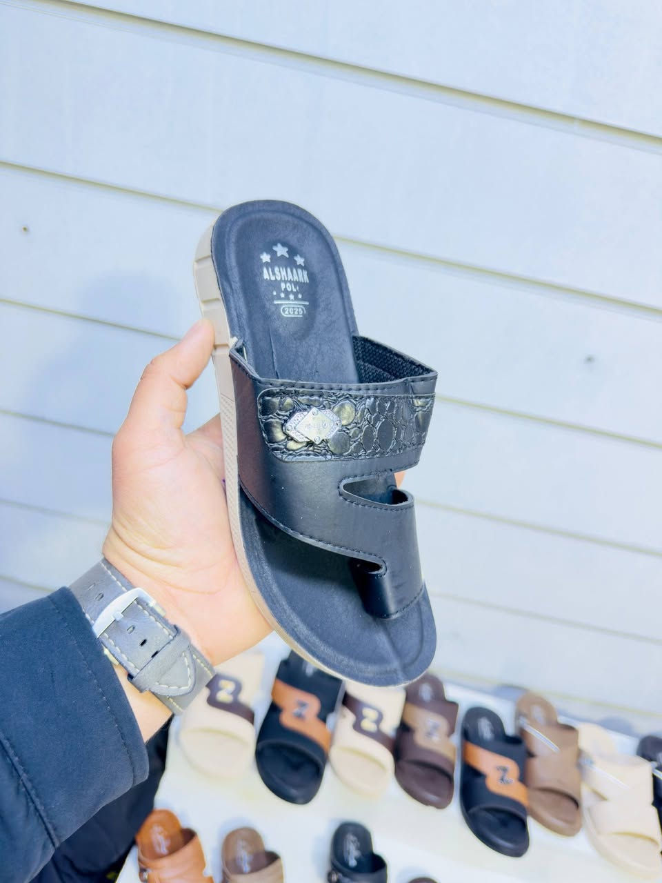 شحاطة شبابي درجة اولى تركي
سعر الدرزن 28 الف. 
قياس 36 الى 39.... 
🚚 يوجد توصيل لجميع المحافظات.


**إذا كنت صاحب هذا الإعلان وتريد حذفه لأي سبب، رجاءا أرسل رسالة إلى الدعم الفني**