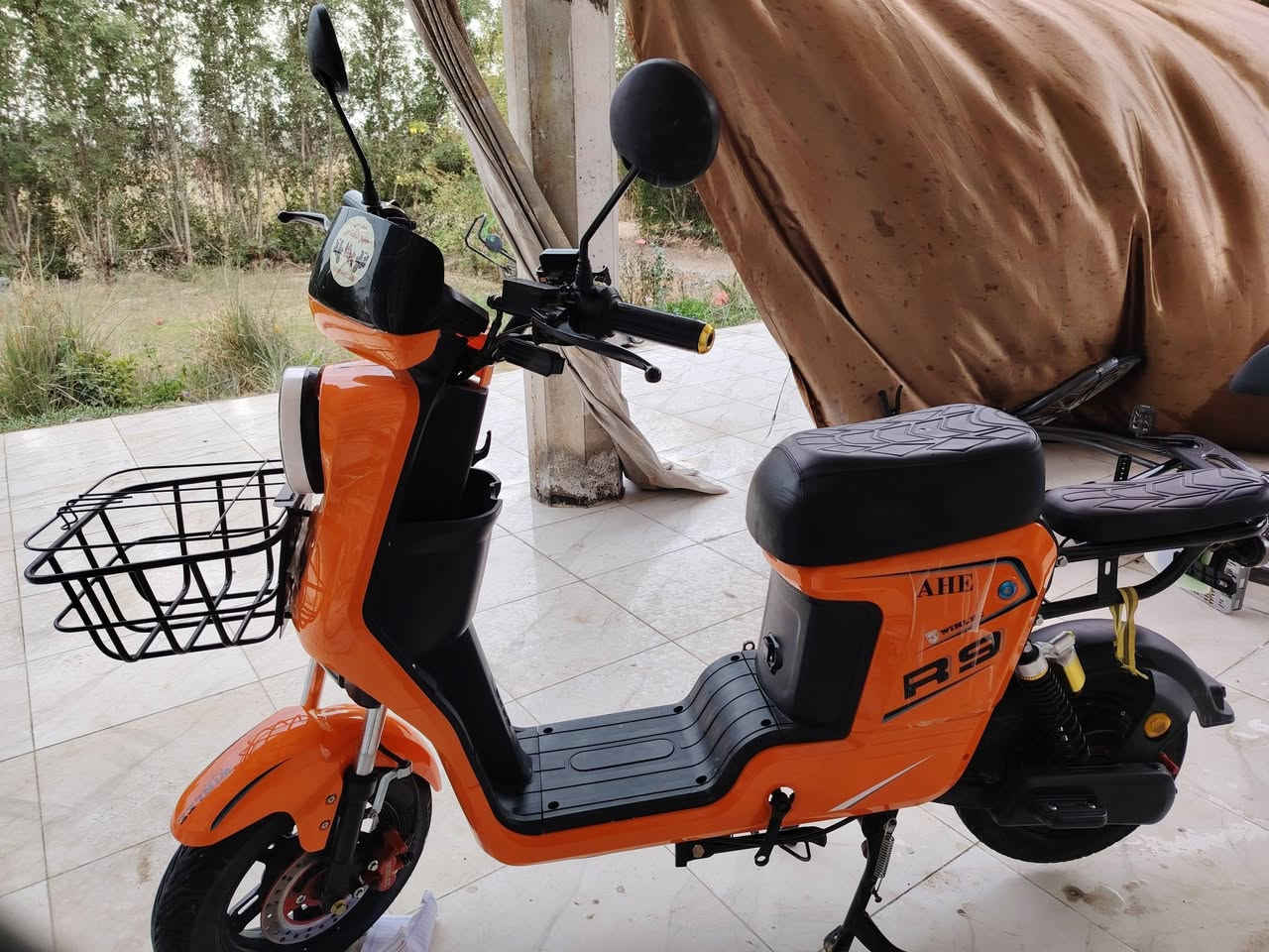 🔴 للبيع دراجة شحن R9 ونلي موديل 2026
الدراجة استعمال شهر فقط، بحالة ممتازة مثل الجديدة وما بيها أي عطل.
✔️ بطارية أصلية قوية وشحنها طبيعي.
✔️ المشي ثابت وسلس.
✔️ المكينة نظيفة وما مصروفة.
✔️ الهيكل خالي من الكسر أو اللحام.
✔️ الإطارات بحالة جيدة.
✔️ الفرامل تمام.
✔️ الإنارة والإشارات شغالة.
✔️ ما محتاجة أي تصليح.
✔️ مكفولة وجاهزة للاستخدام اليومي.
مناسبة للشغل والتوصيل والحمل الثقيل.
✔️بصمه تشغيل عن بعد +كارت  +تقفل ستيرن وبيه جهاز  انذار 📞 الاتصال: ……***********  المكان: ……بأبل الشوملي 💰 السعر: ……625
