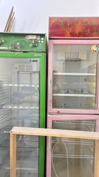 اغراض للبيع سعر مناسب جداا ومستعجل  عارضات اثنين ميز شاشة بي خزن عدد ٥...