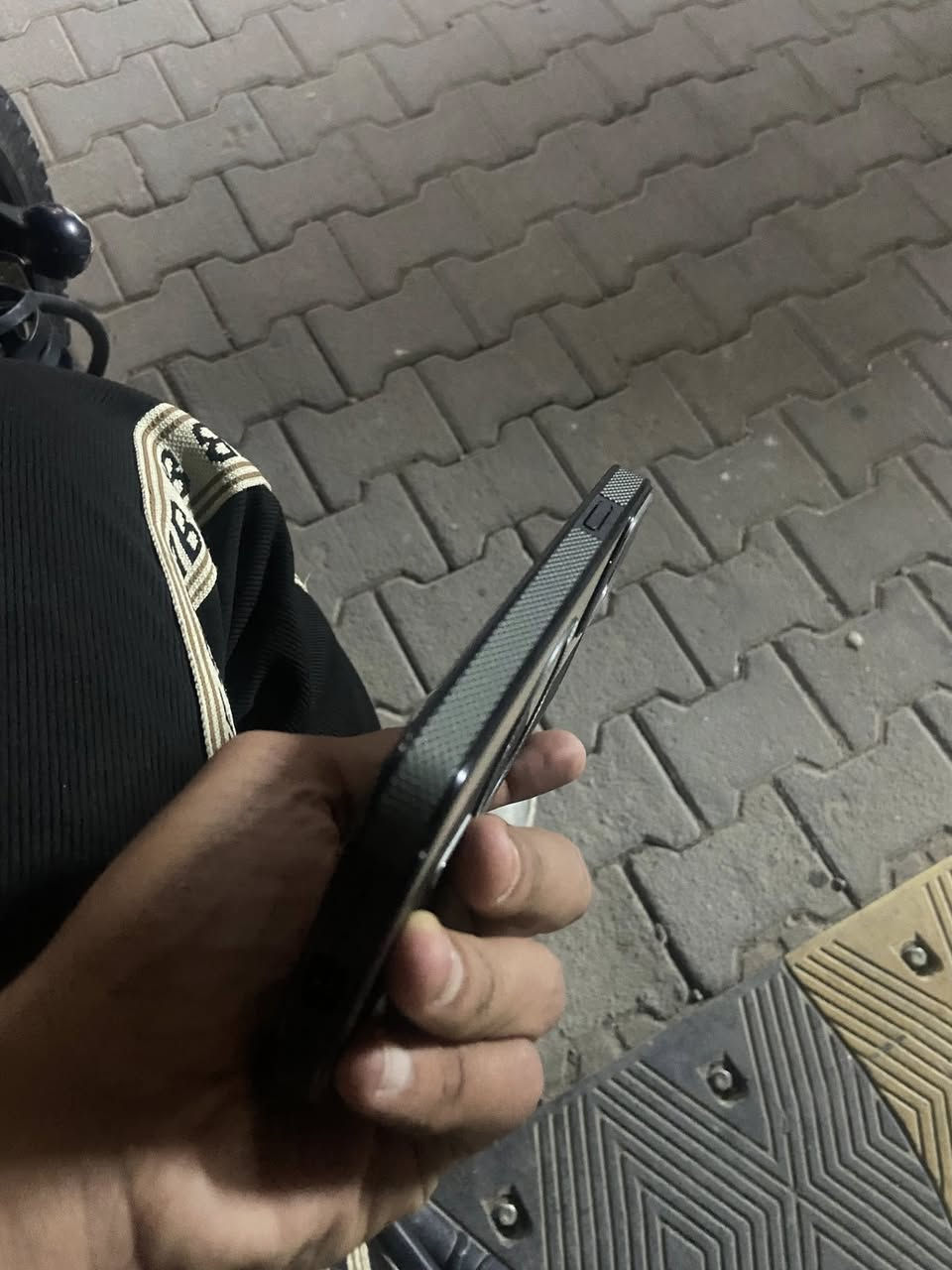 ١١ برو ماكس ذاكره ٢٥٦ بطاريه ٧٦ مستبدل شاشه اصلي مال تفصيخ فيس إيدي شغال كلشيء شغال فلاش كامرات مابيهم اي شيء ضهر مالته تعبان بس سعر ١٧٥ مكاني شعب حي اور ***********
