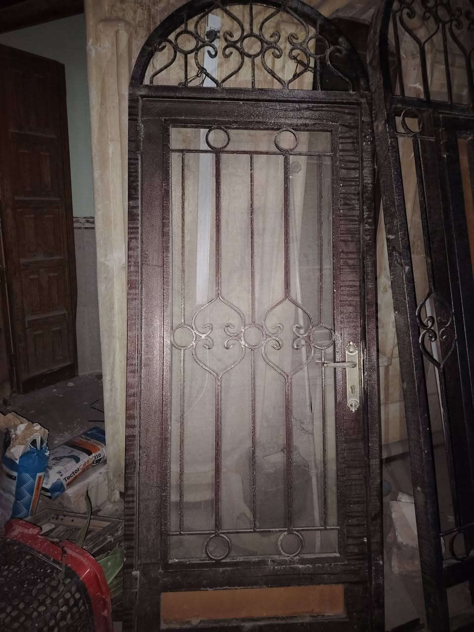 بابين حديد مال مدخل للبيع نظيف سعره 350 وبيها مجال للاستفسار الاتصال على رقم هاتف ***********2
