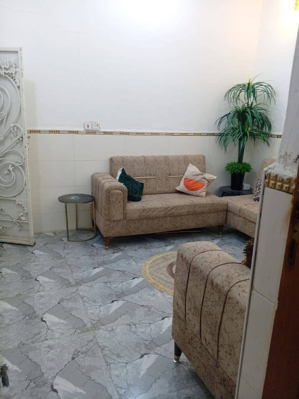 معروض لدينا للبيع 
دار سكني خلفي 100م بناء نظيف 
مكون من غرفه وصاله ومطبخ واستقبال  صحيات
الطابق الثاني غرفه واحده كبيره
الصالحية قرب قاهر الاسعار 
السعر 120 مع المجال ، للإستفسار 📞
*********** او مراجعة المكتب ، متوفر واتساب
