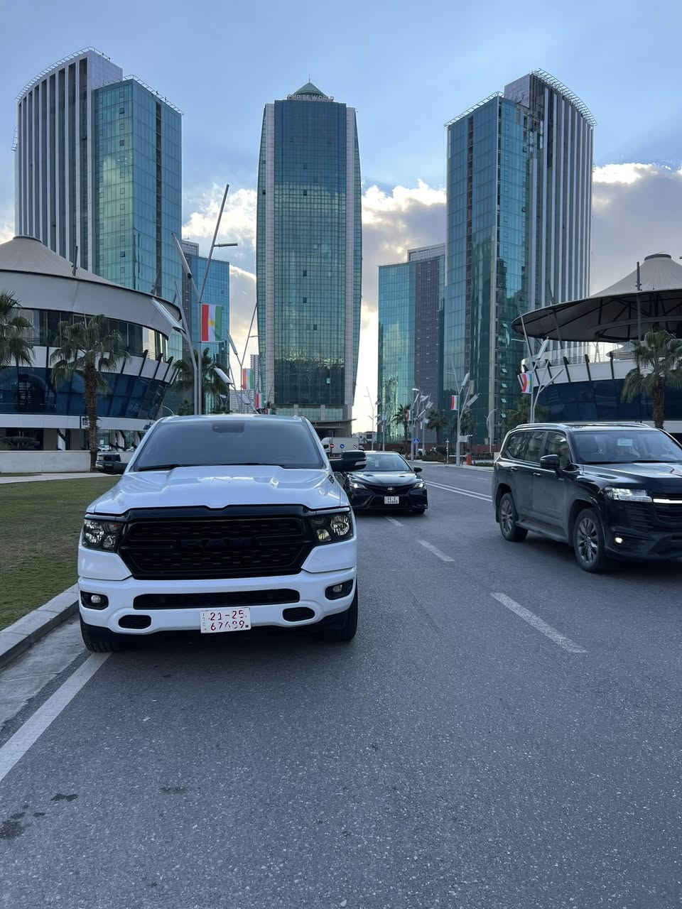 سلام و عليكم
2023
رام بيك هورن 
شاشه تيسلا 
كوشنات الأمان تدفيا 
٨سلندر أي تورم 
ماشي٥١ميل 
ارباك استيرن دشبول 
***********
